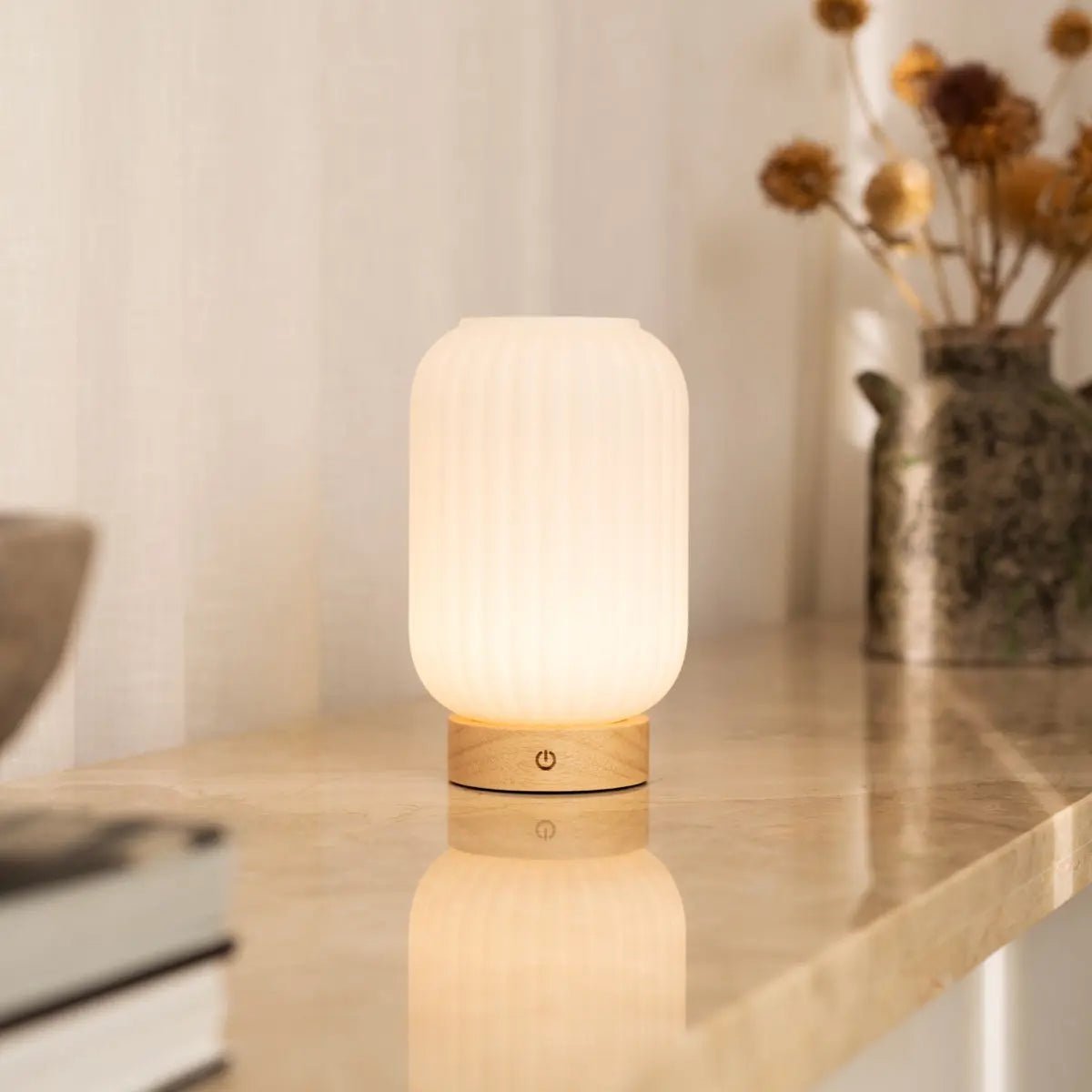 Unieke oplaadbare lamp Lilly – matglas en houten voet, dimbaar, 3 lichtmodi Tavellio - Amsterdam