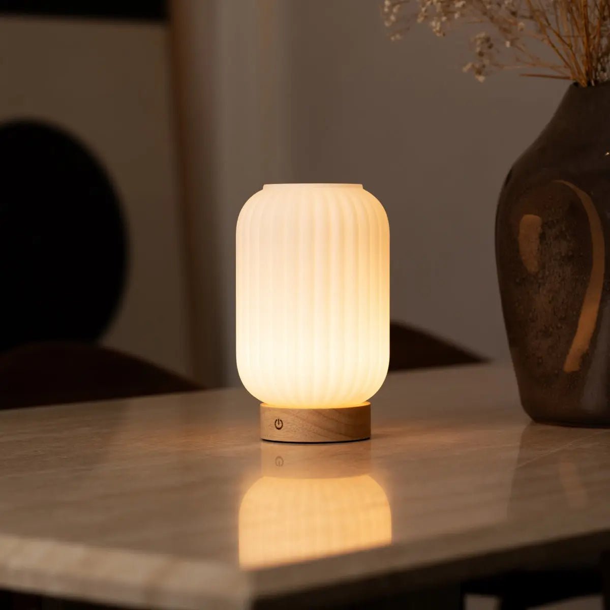Unieke oplaadbare lamp Lilly – matglas en houten voet, dimbaar, 3 lichtmodi Tavellio - Amsterdam