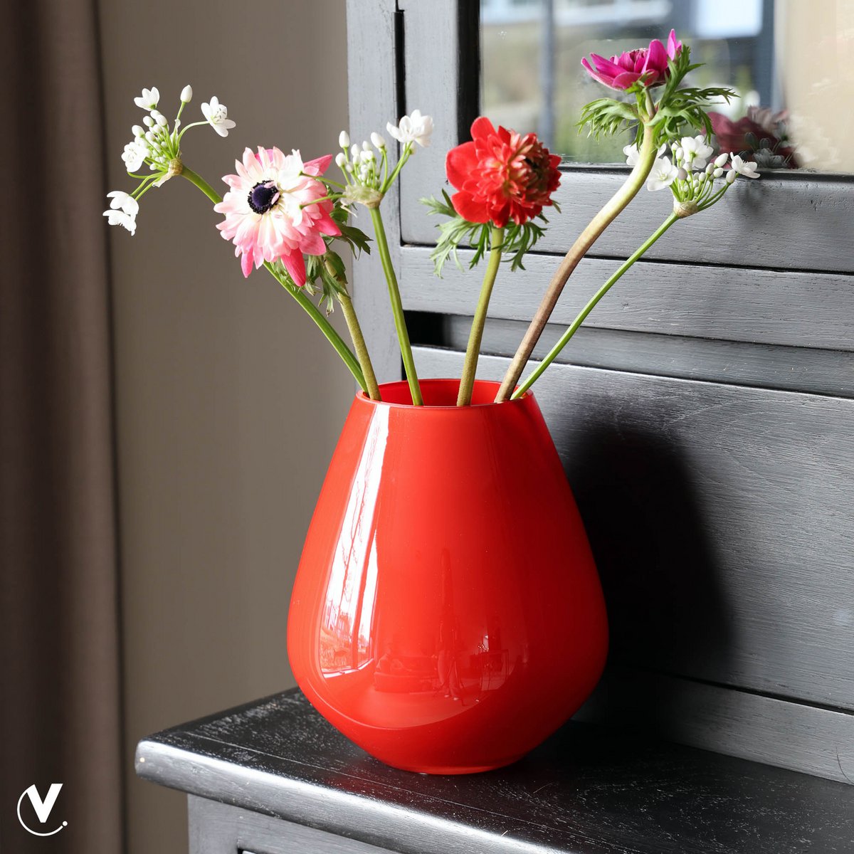 Vaas - Tasman S bright red Vase The World