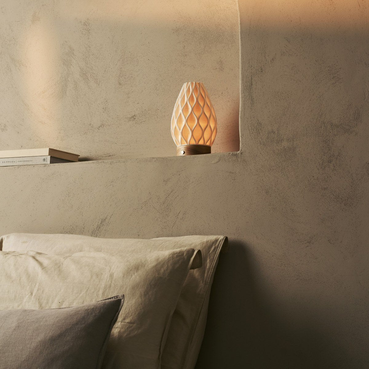 Vela lichtbruine draadloze tafellamp in 3D-geprinte porselein-oplaadbaar, dimbaar en tot 100 uur licht Tavellio - Amsterdam