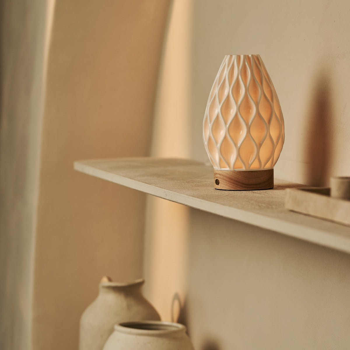 Vela lichtbruine draadloze tafellamp in 3D-geprinte porselein-oplaadbaar, dimbaar en tot 100 uur licht Tavellio - Amsterdam