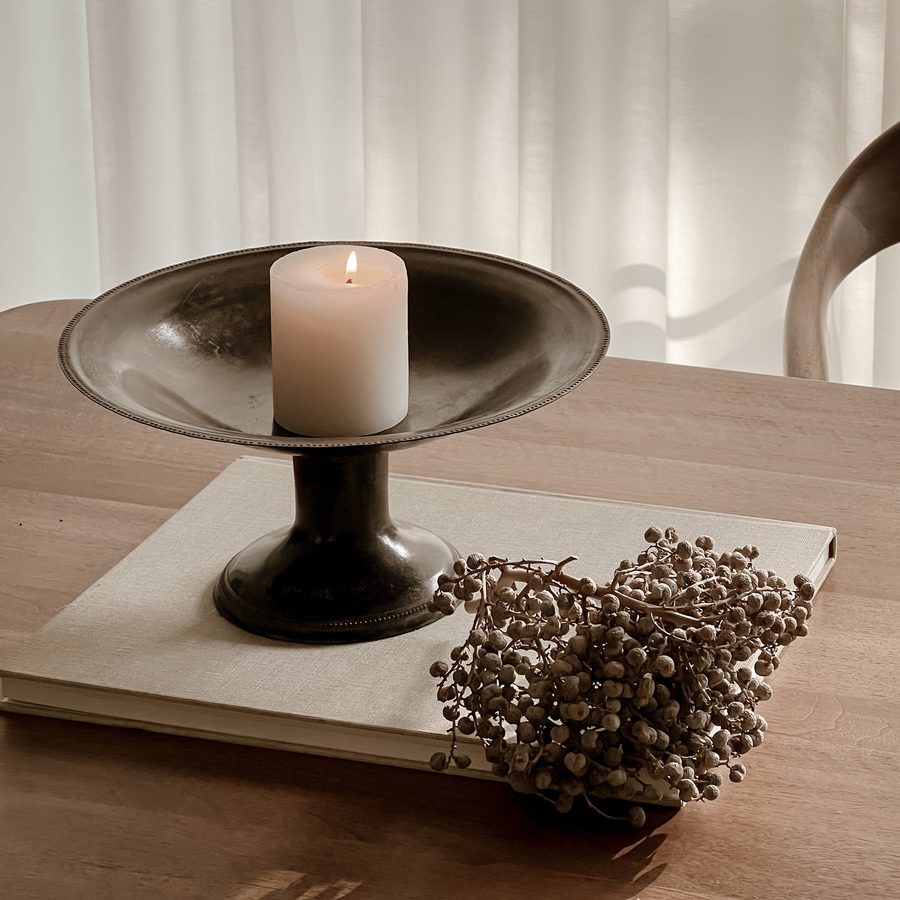 vintage bronzen schaal op voet met decoratieve parelrand Noii Home