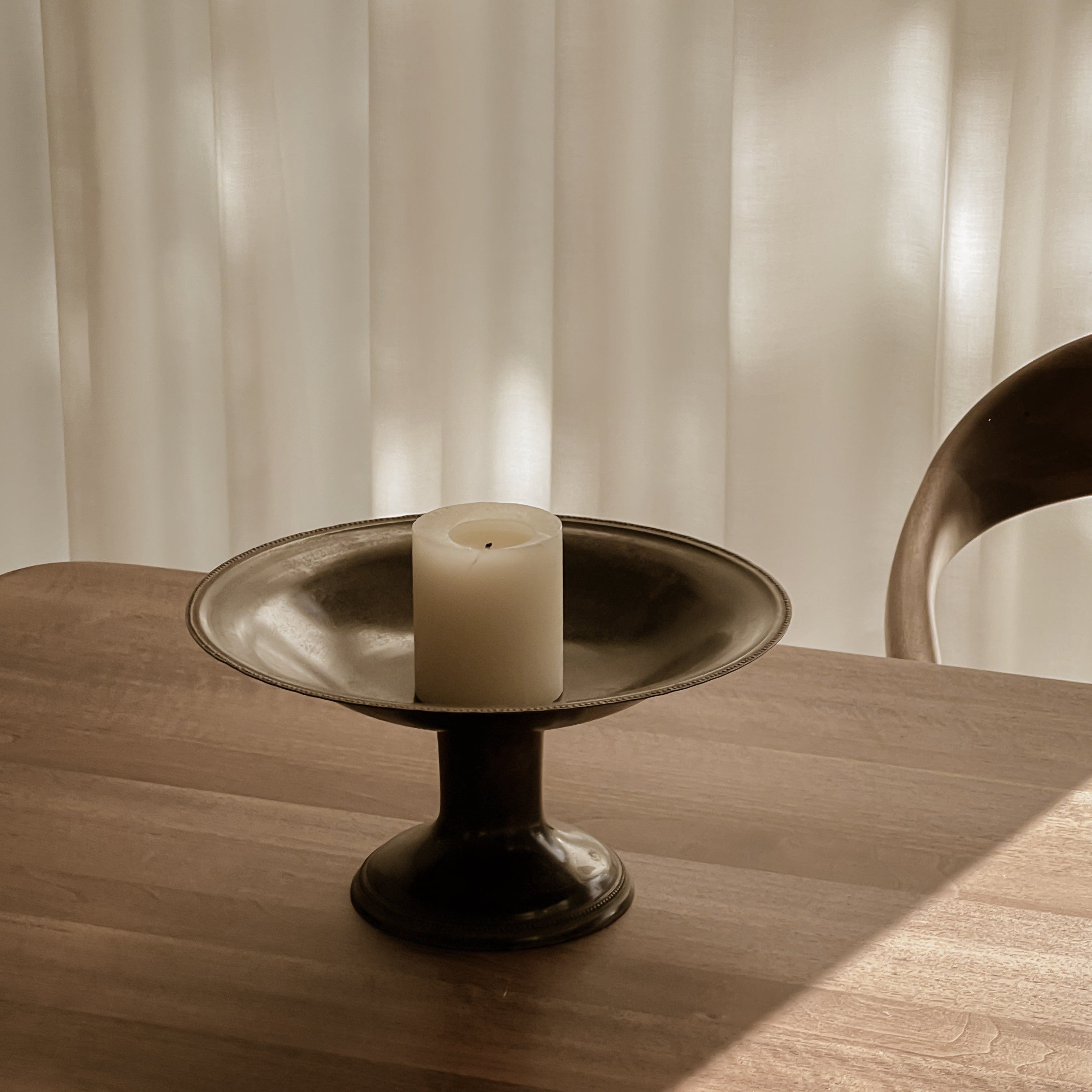 vintage bronzen schaal op voet met decoratieve parelrand Noii Home