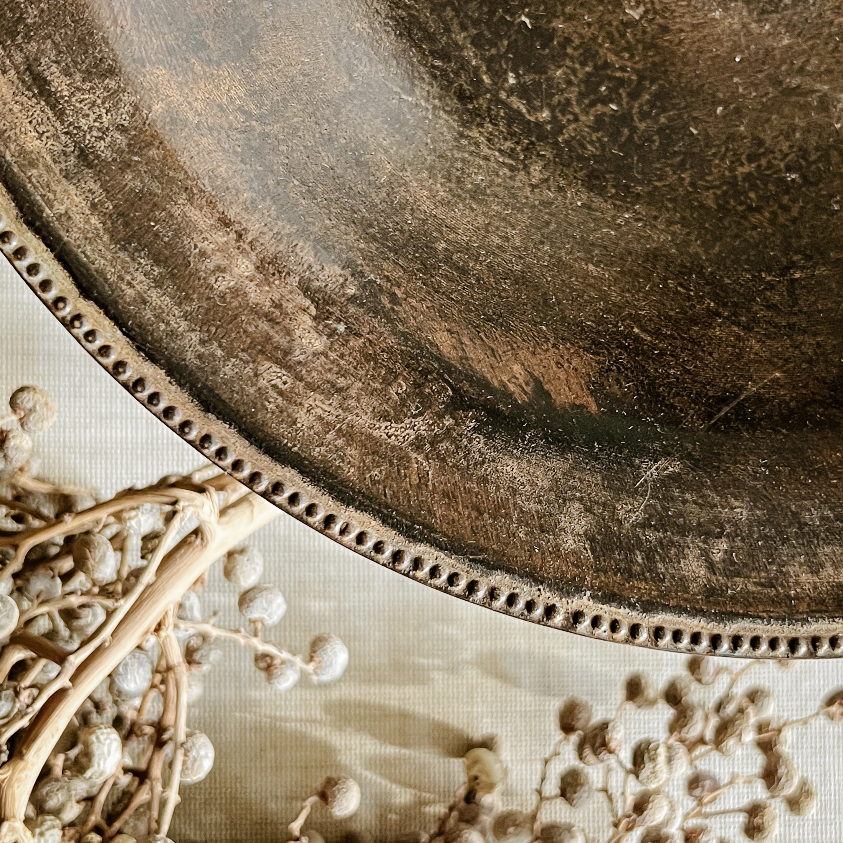 vintage bronzen schaal op voet met decoratieve parelrand Noii Home