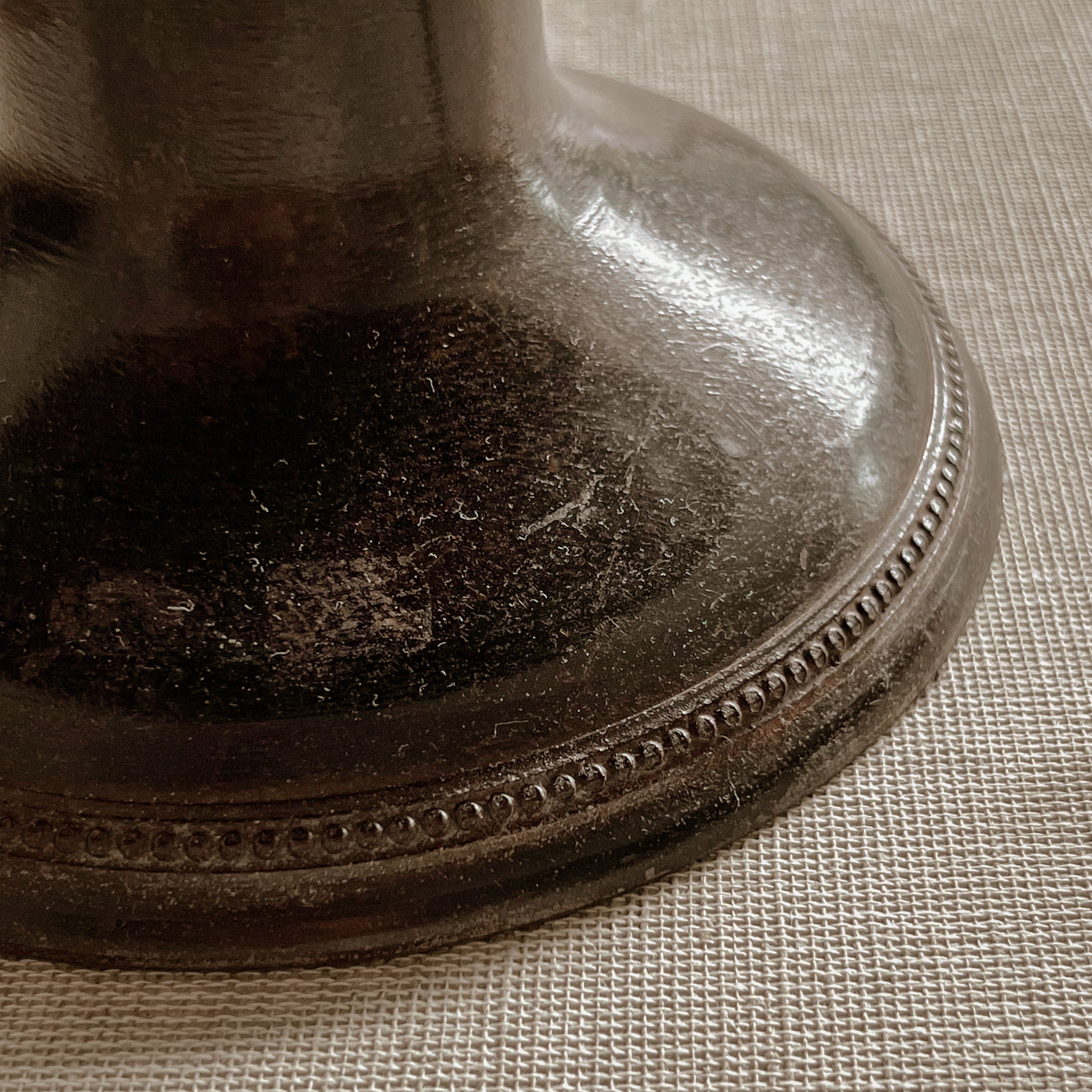 vintage bronzen schaal op voet met decoratieve parelrand Noii Home