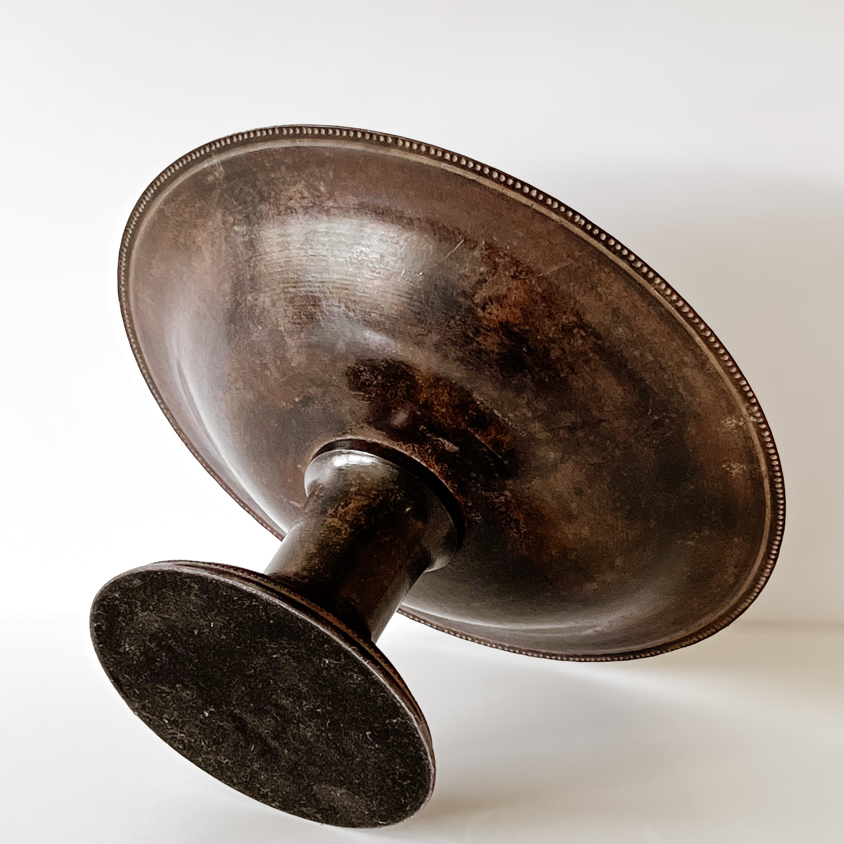 vintage bronzen schaal op voet met decoratieve parelrand Noii Home