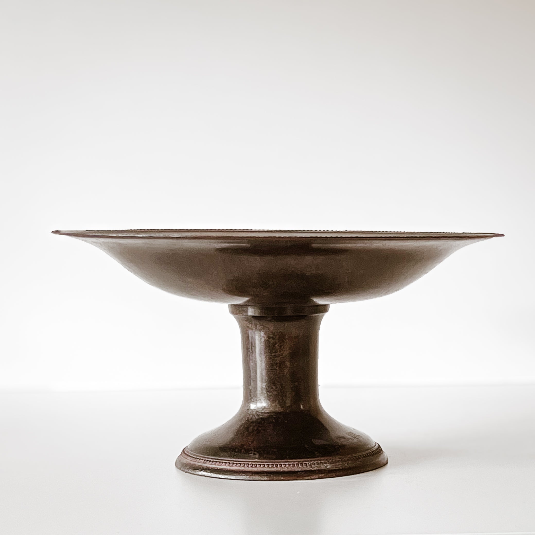vintage bronzen schaal op voet met decoratieve parelrand Noii Home