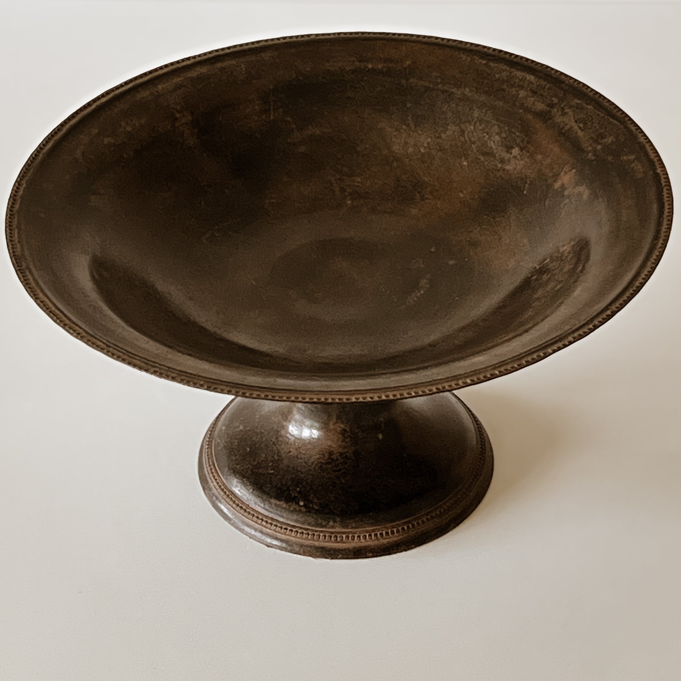 vintage bronzen schaal op voet met decoratieve parelrand Noii Home