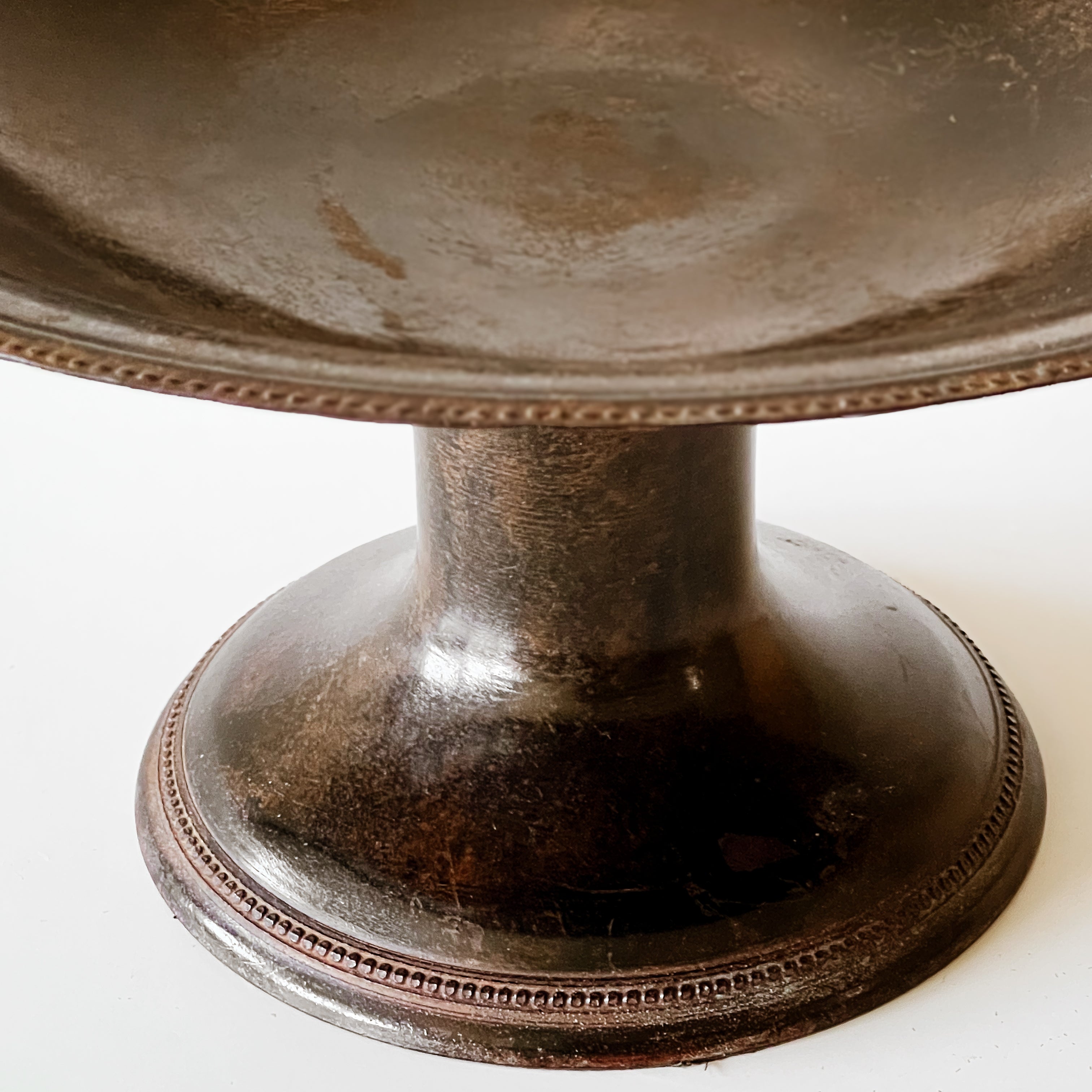 vintage bronzen schaal op voet met decoratieve parelrand Noii Home