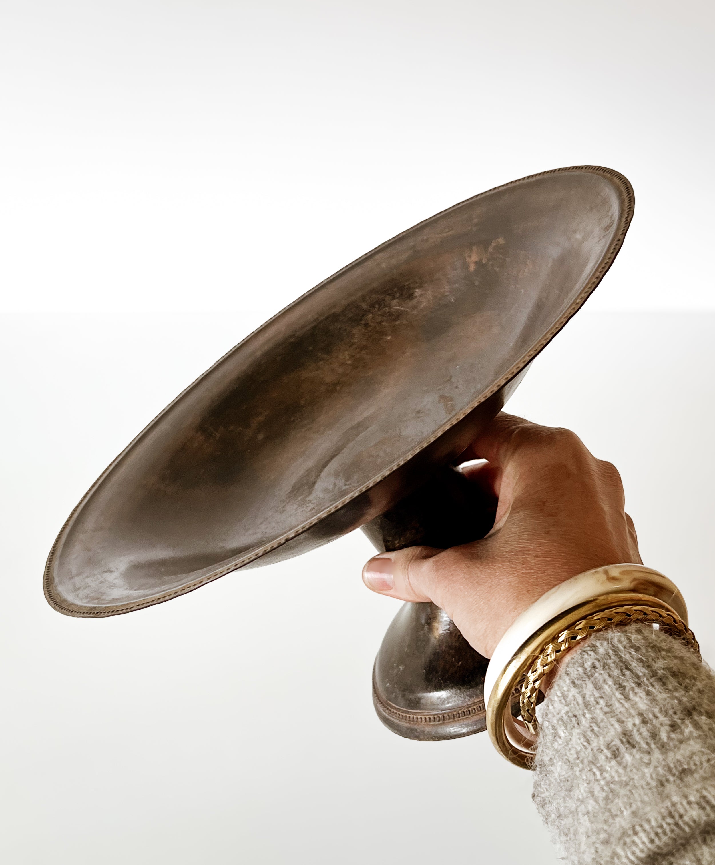 vintage bronzen schaal op voet met decoratieve parelrand Noii Home