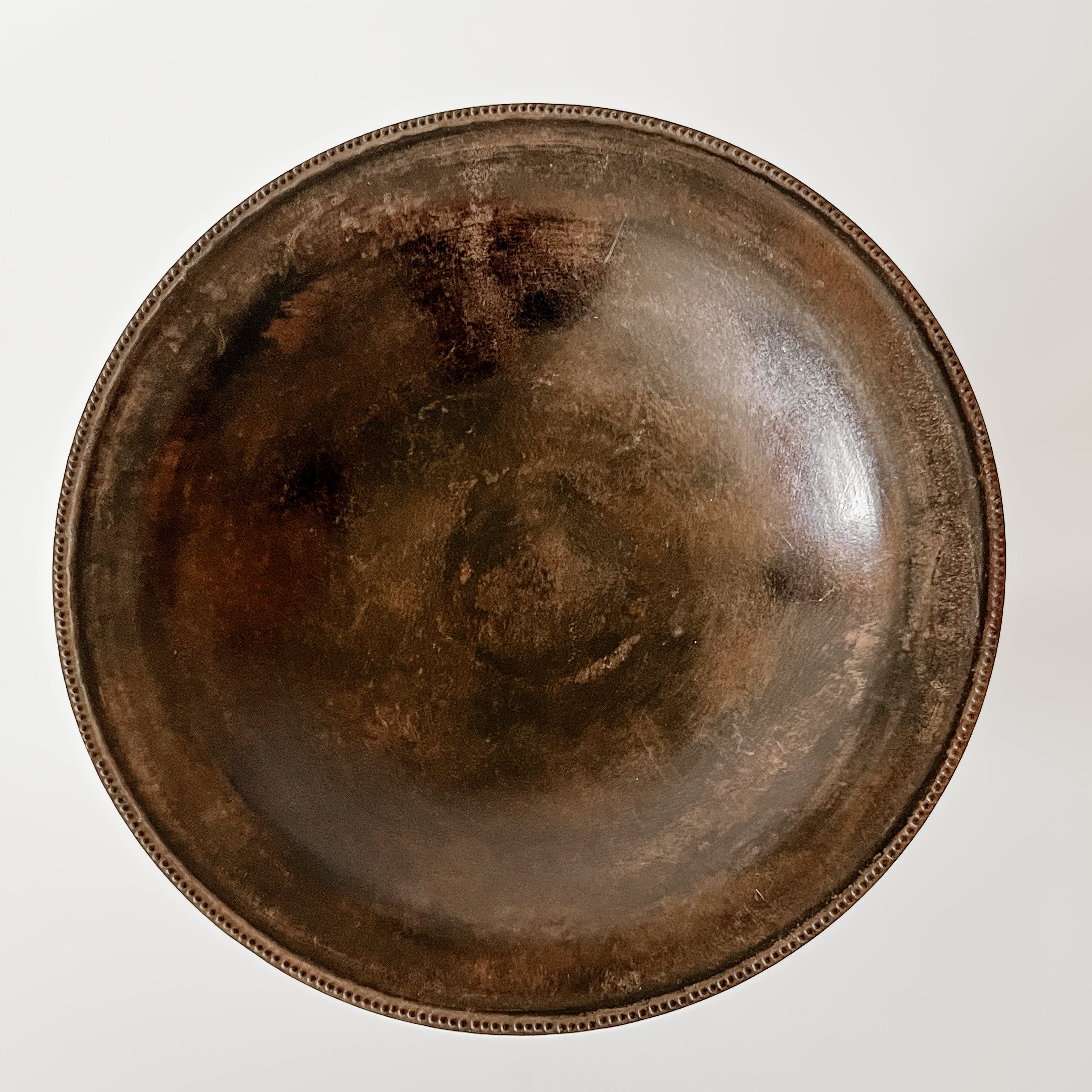 vintage bronzen schaal op voet met decoratieve parelrand Noii Home