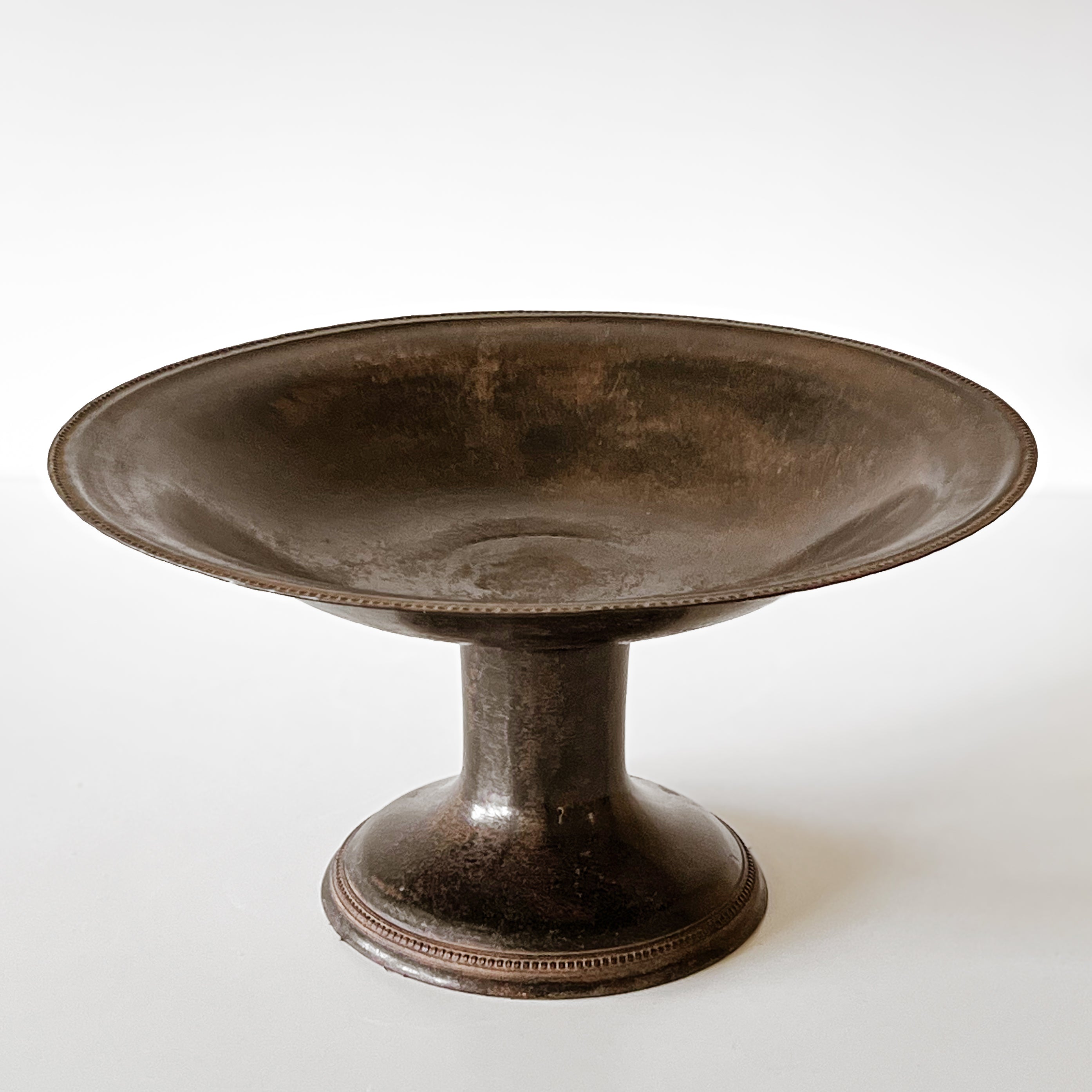 vintage bronzen schaal op voet met decoratieve parelrand Noii Home