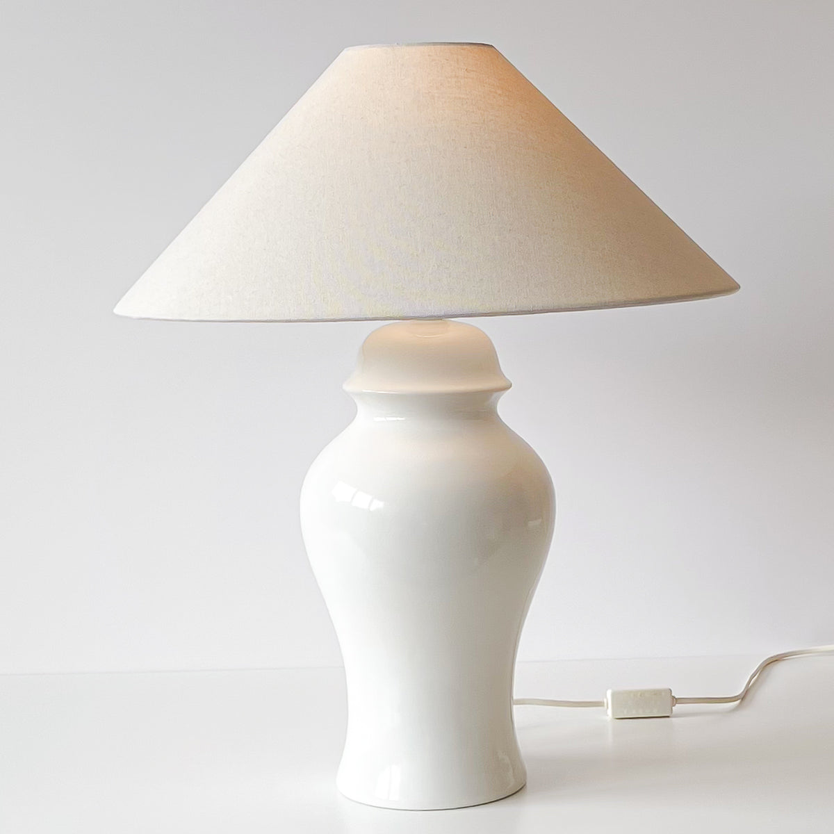 vintage Herda tafellamp – wit keramiek – beige kap Noii HOME