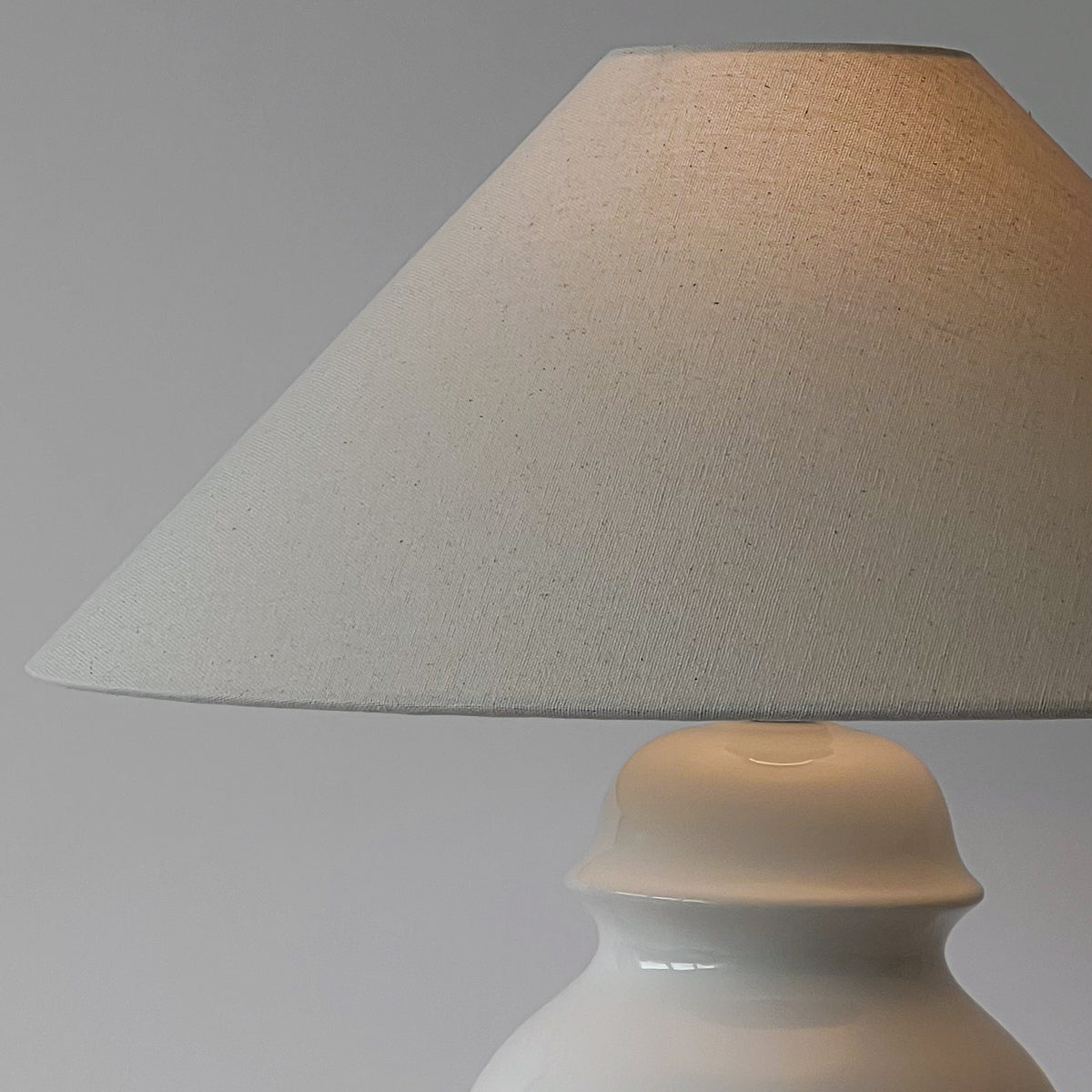 vintage Herda tafellamp – wit keramiek – beige kap Noii HOME
