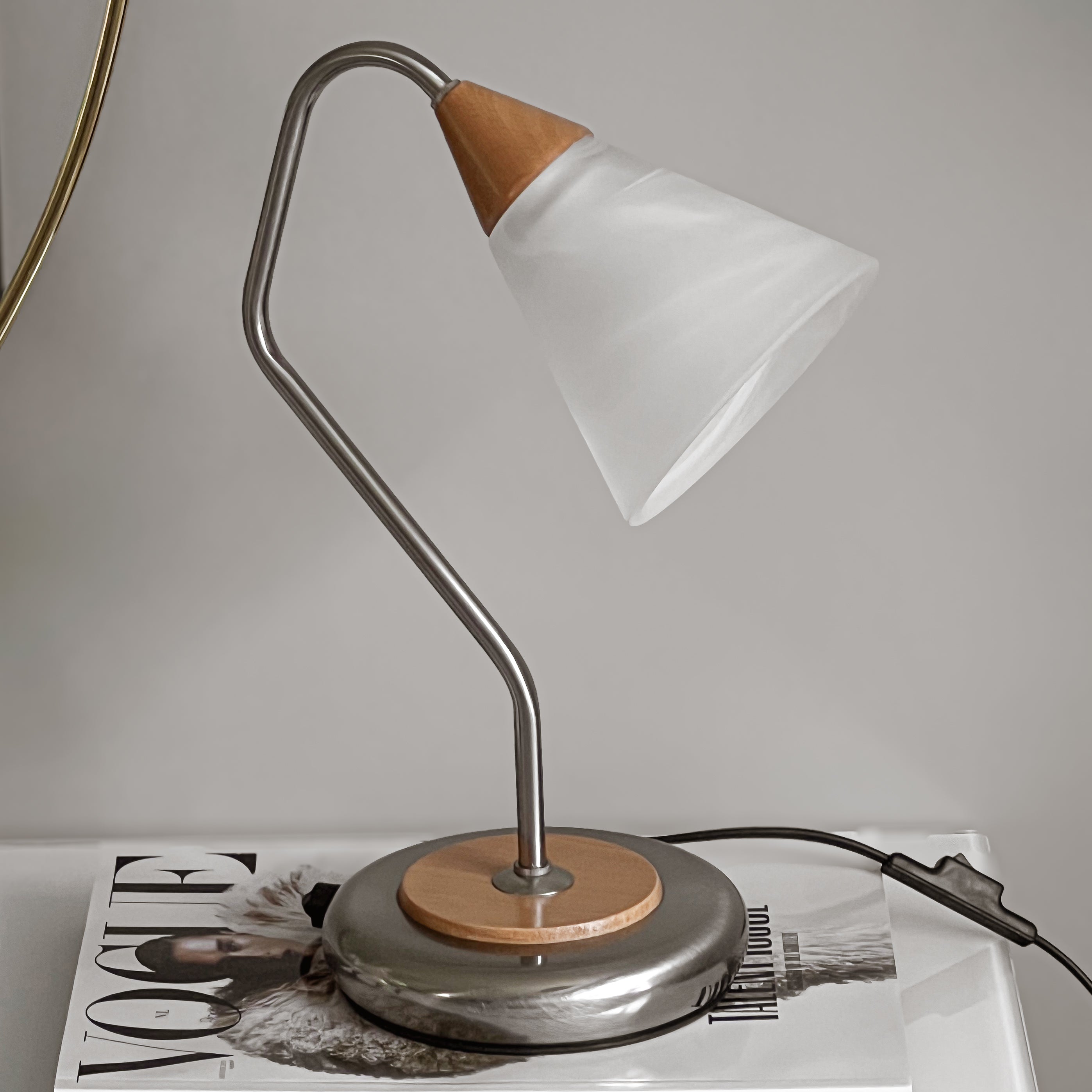 vintage Massive bureaulamp – hout, metaal en mat glazen kap Noii HOME