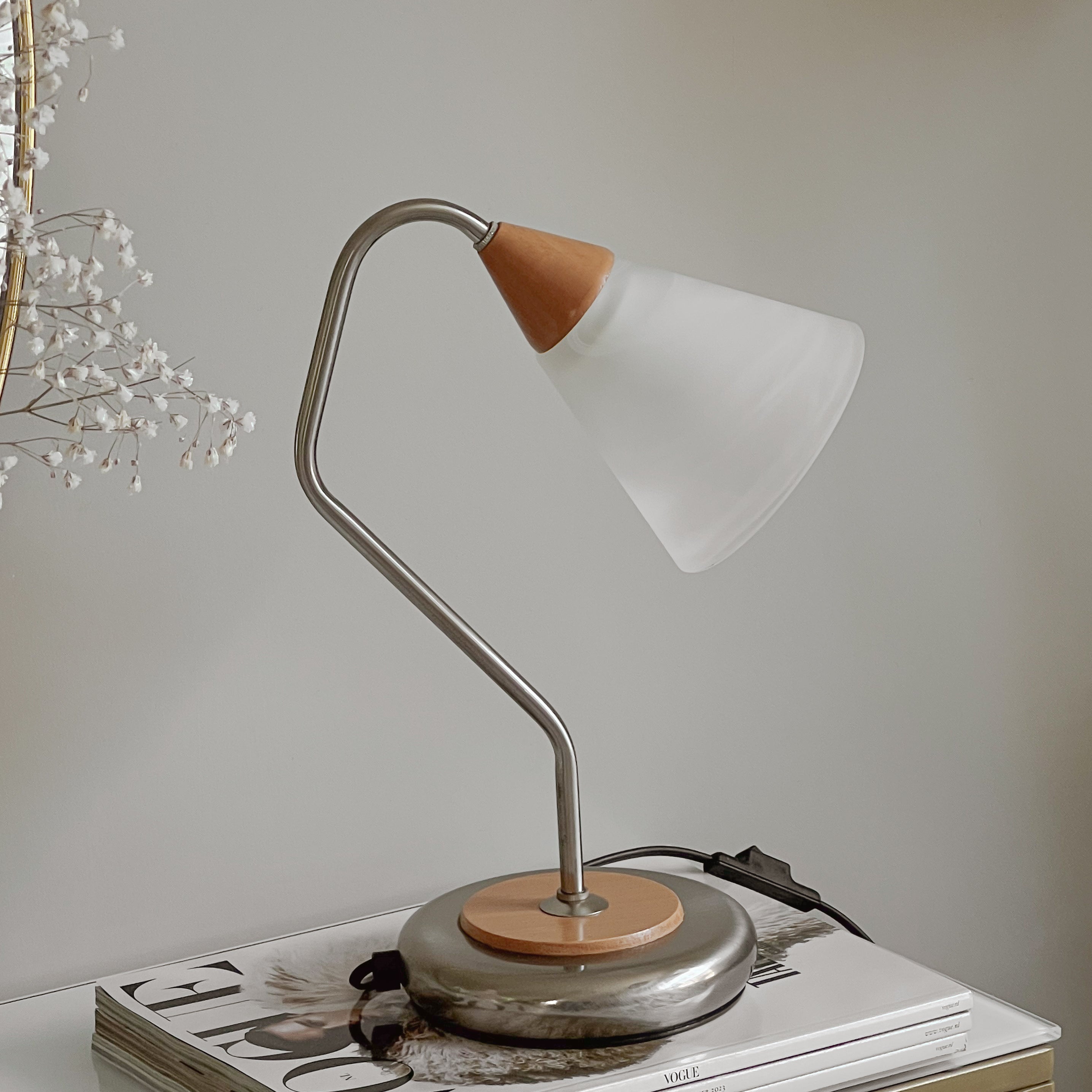 vintage Massive bureaulamp – hout, metaal en mat glazen kap Noii HOME