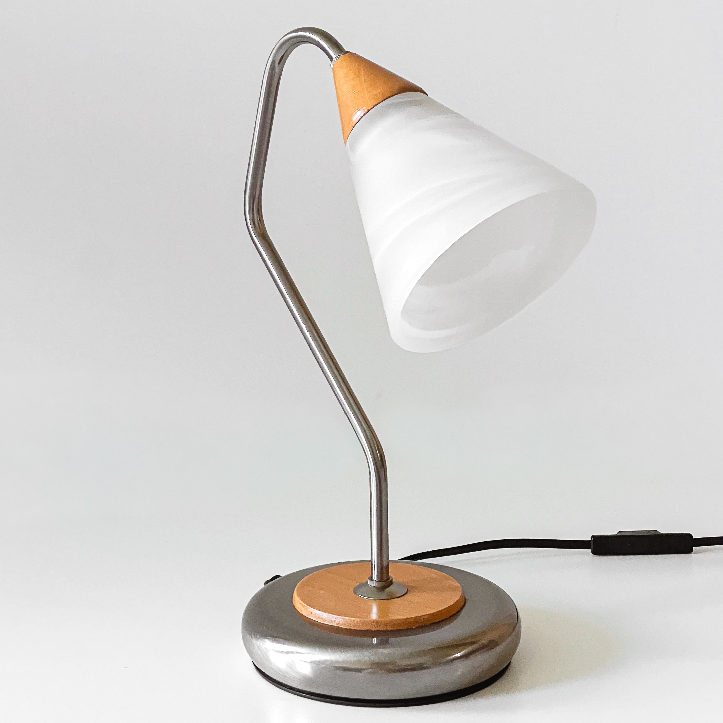 vintage Massive bureaulamp – hout, metaal en mat glazen kap Noii HOME