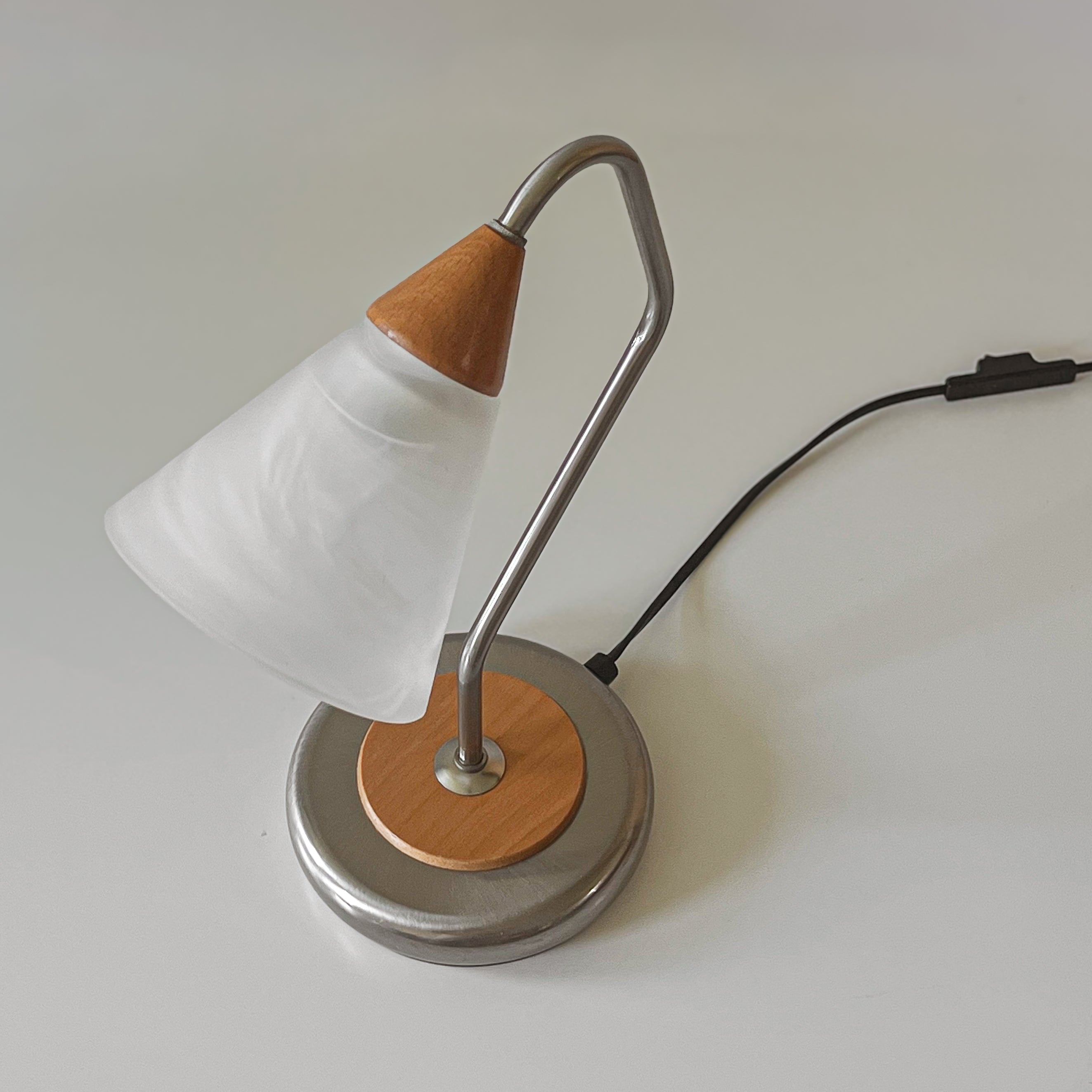 vintage Massive bureaulamp – hout, metaal en mat glazen kap Noii HOME