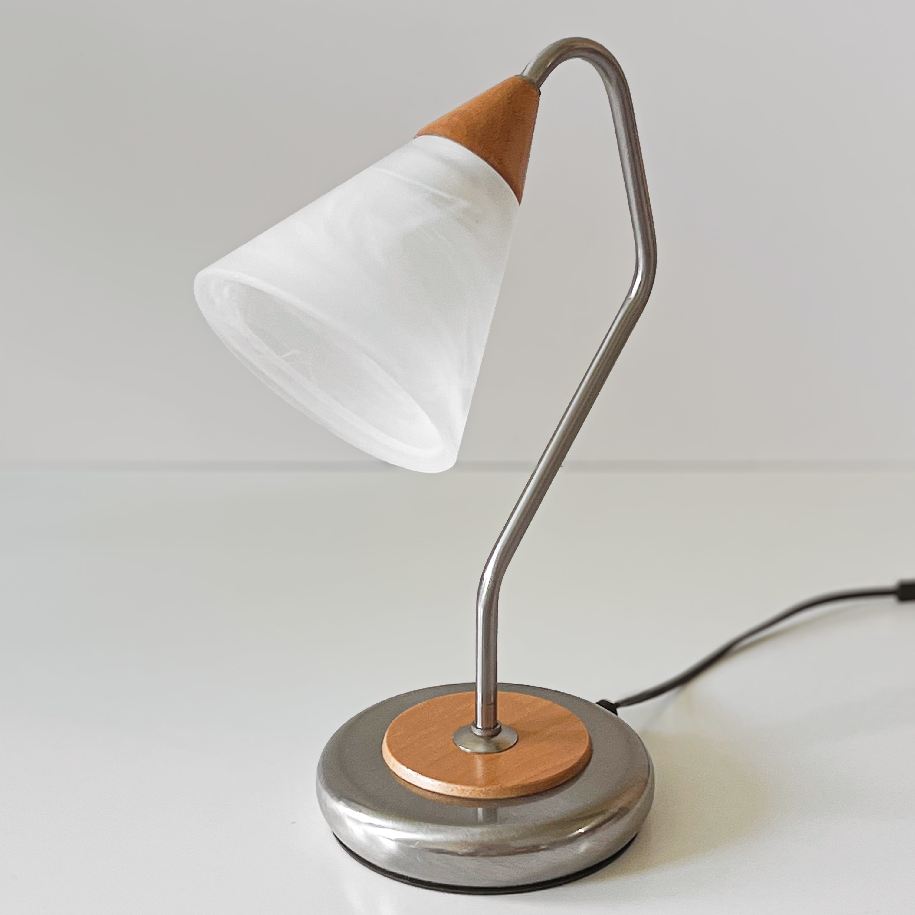 vintage Massive bureaulamp – hout, metaal en mat glazen kap Noii HOME