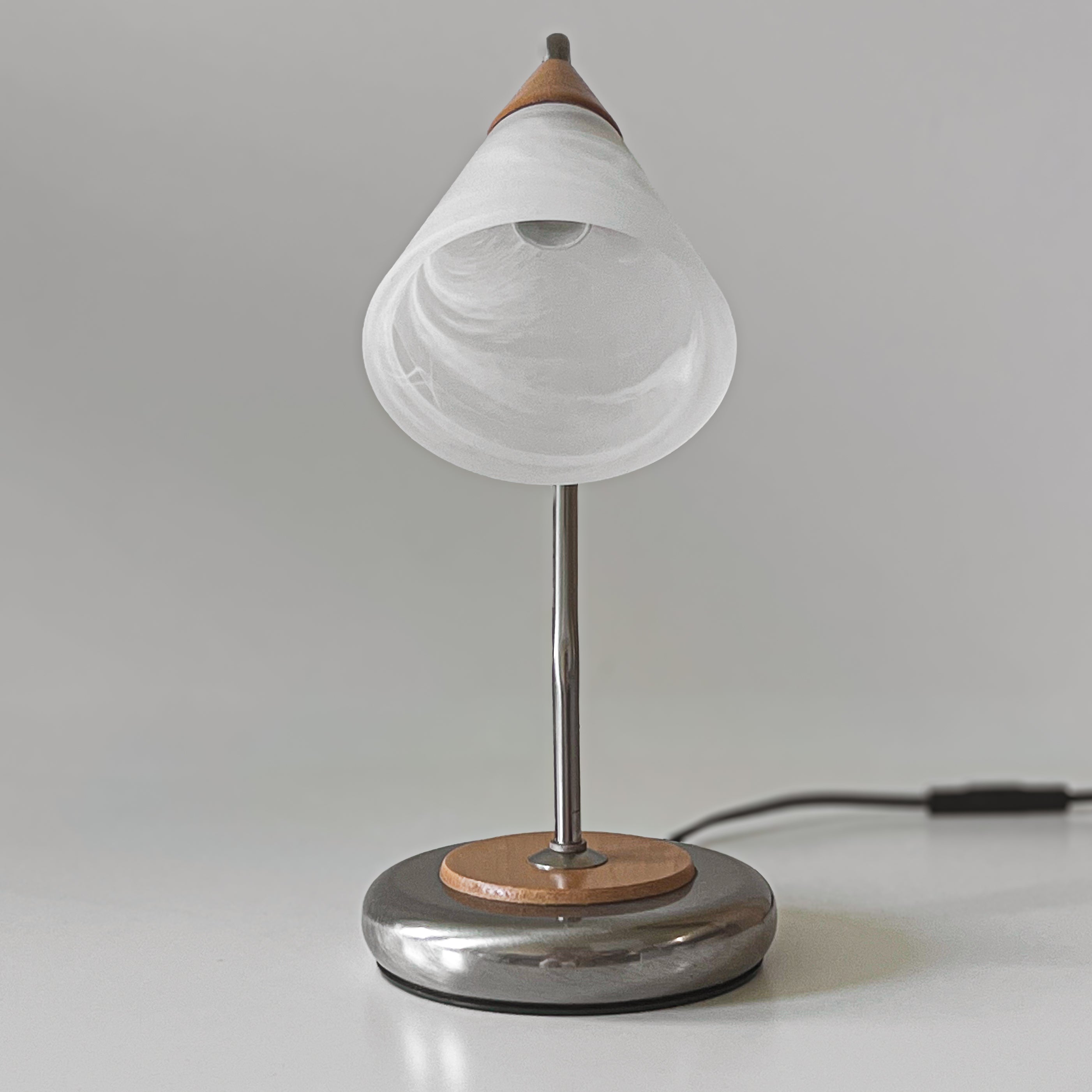 vintage Massive bureaulamp – hout, metaal en mat glazen kap Noii HOME