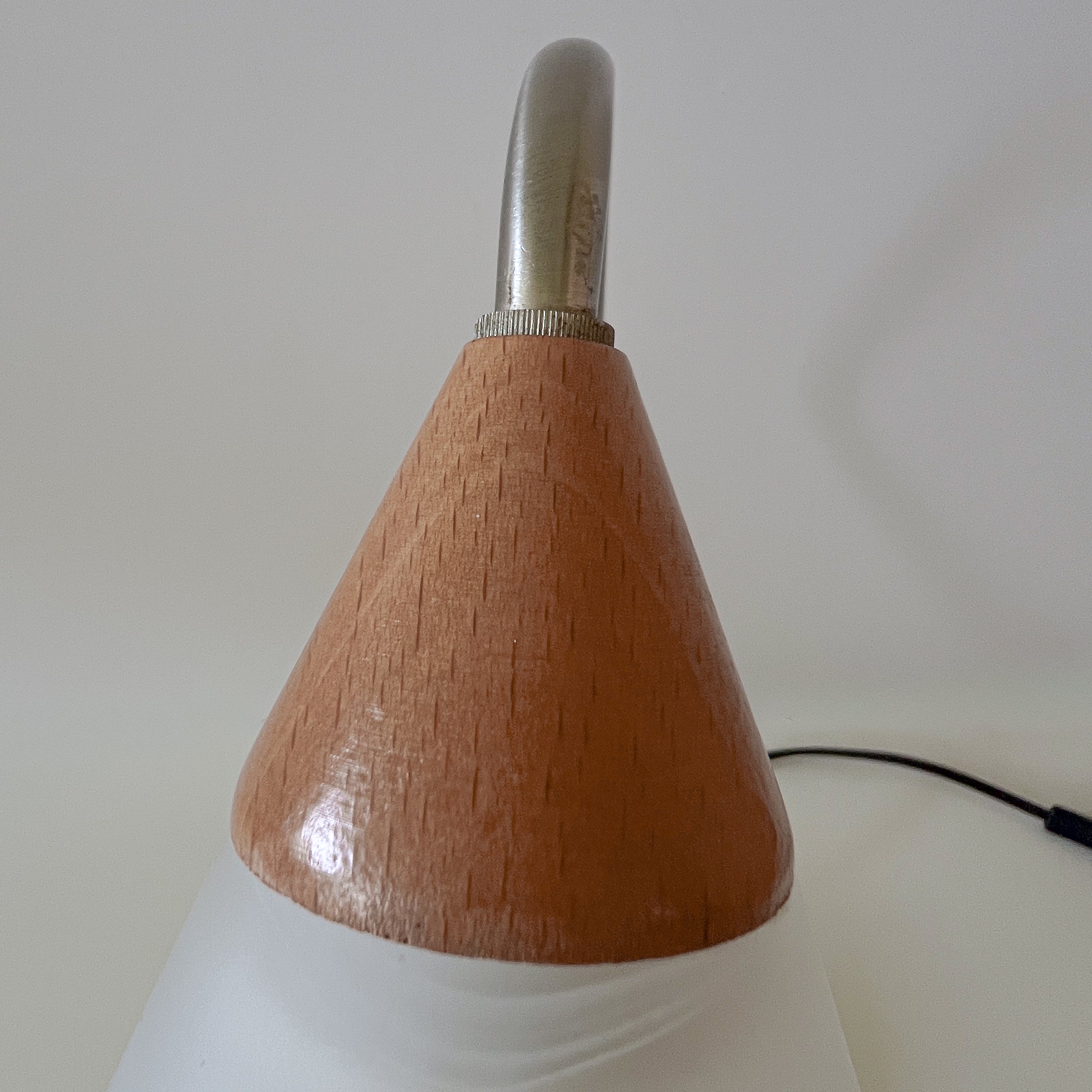 vintage Massive bureaulamp – hout, metaal en mat glazen kap Noii HOME