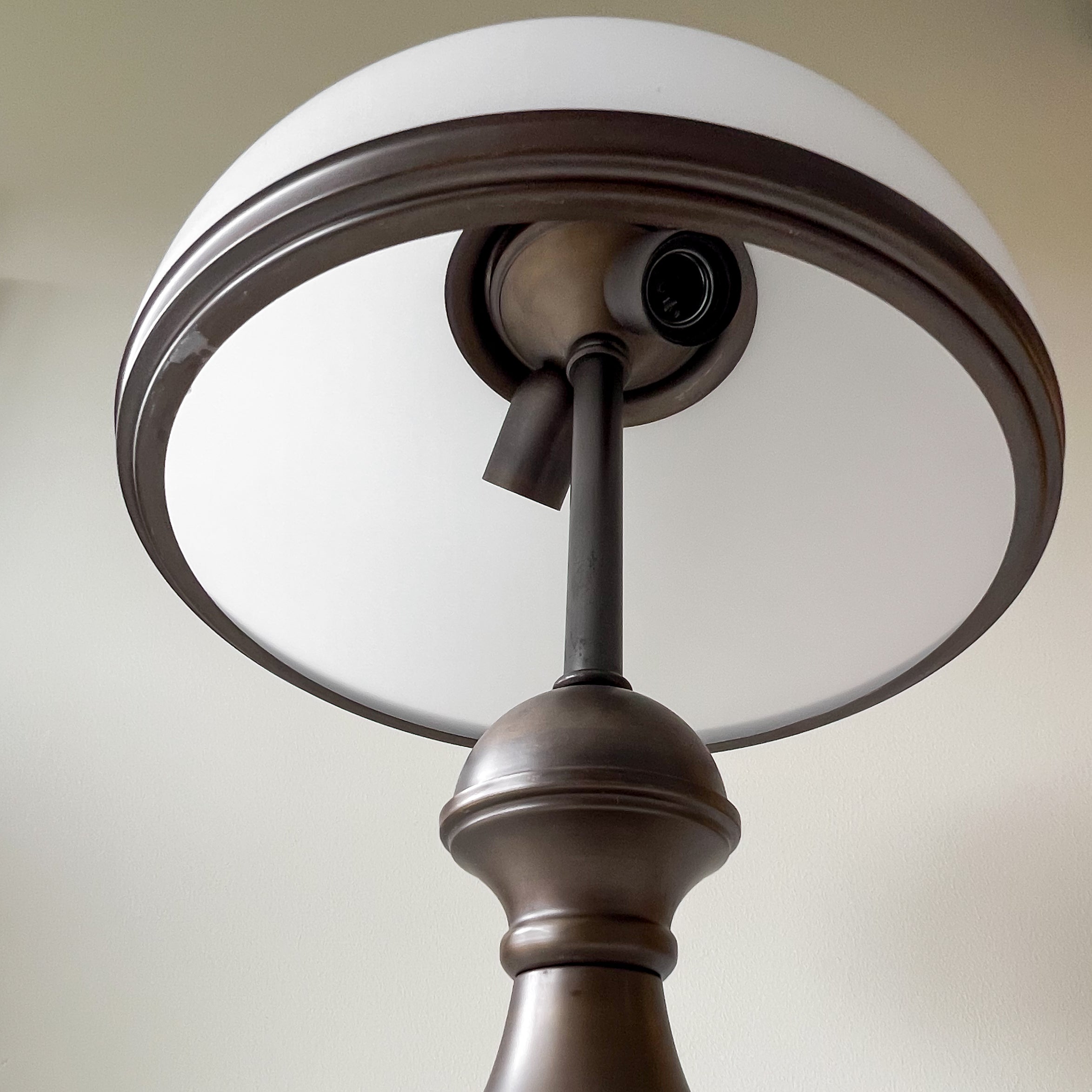 vintage Massive tafellamp met opaline glazen kap Noii HOME