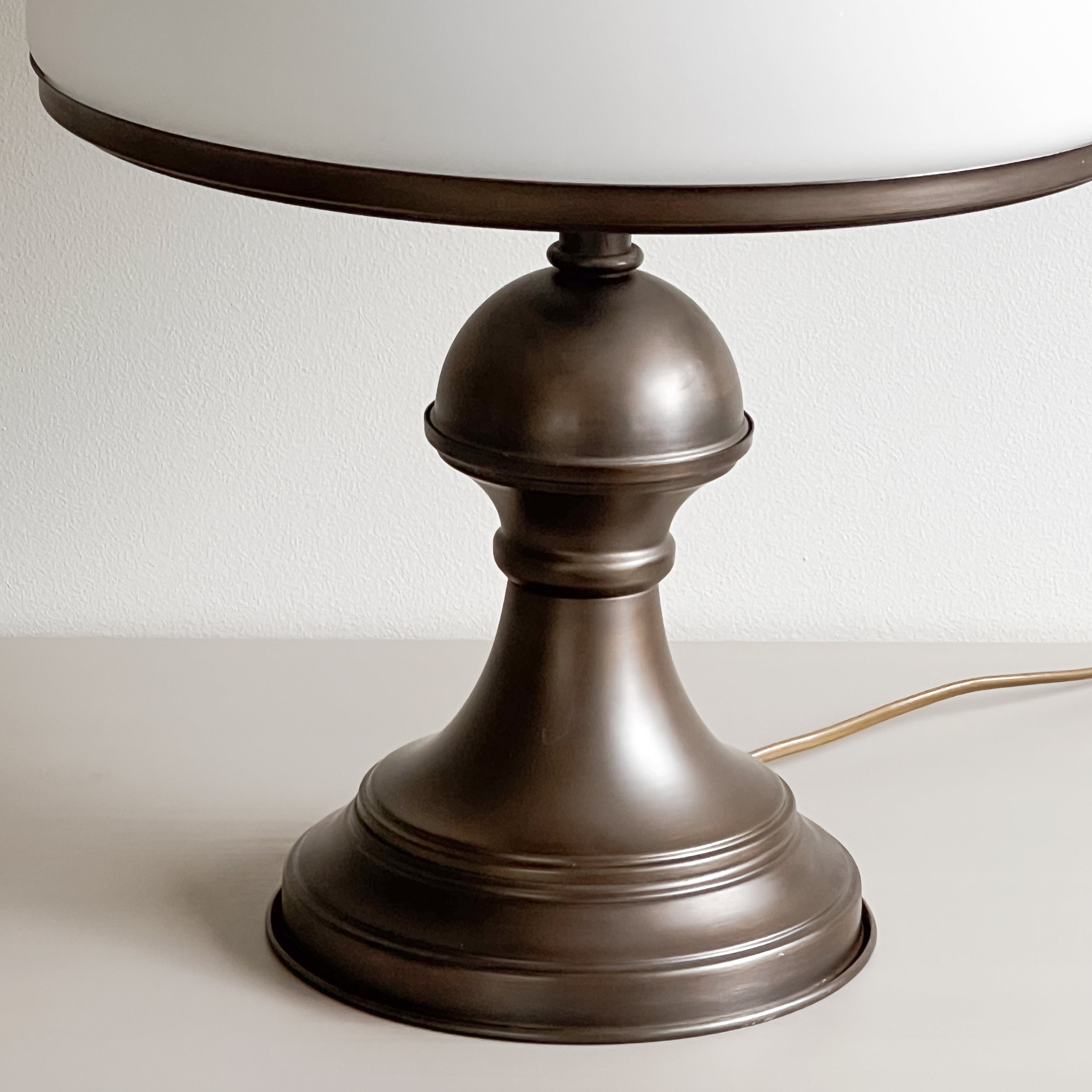 vintage Massive tafellamp met opaline glazen kap Noii HOME