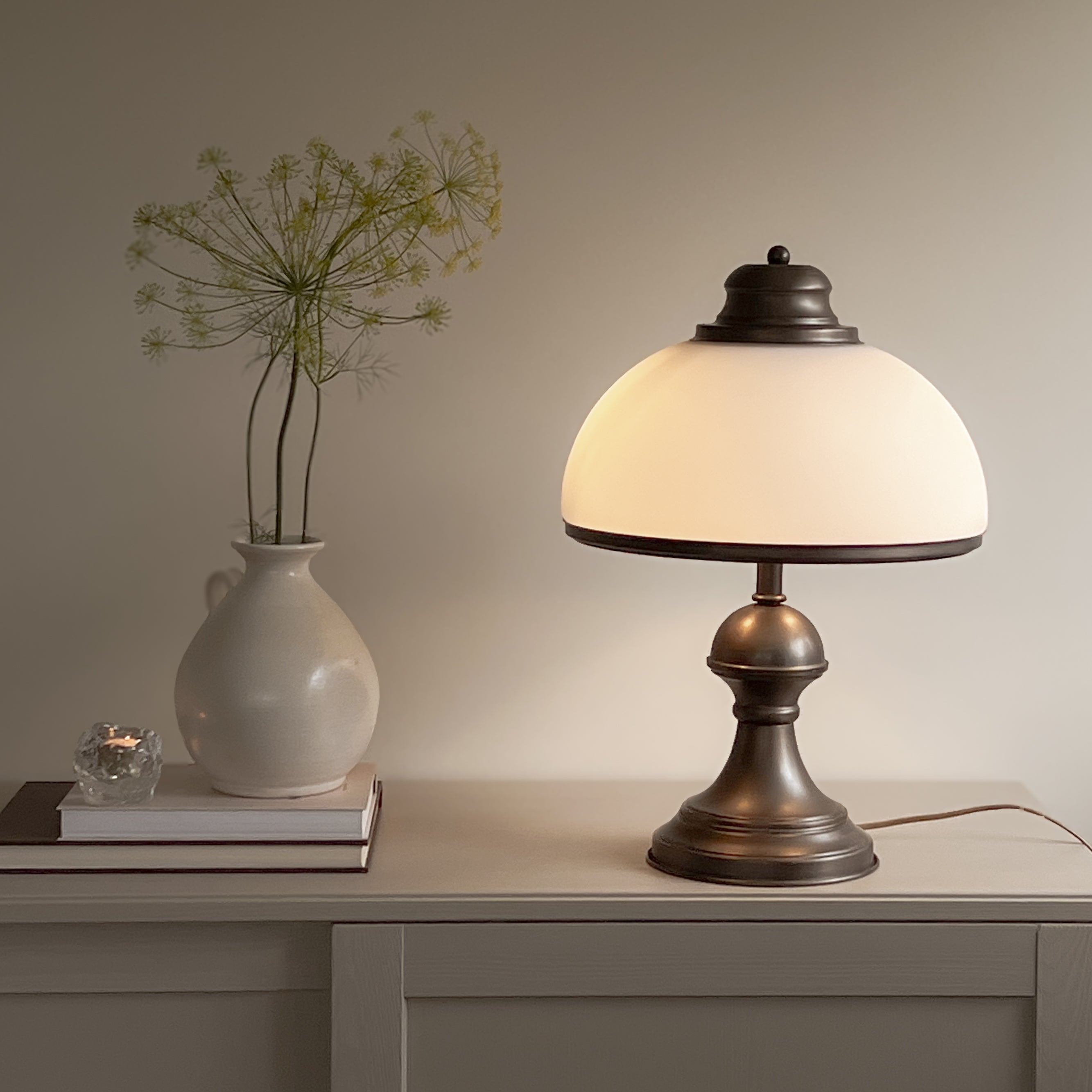 vintage Massive tafellamp met opaline glazen kap Noii HOME