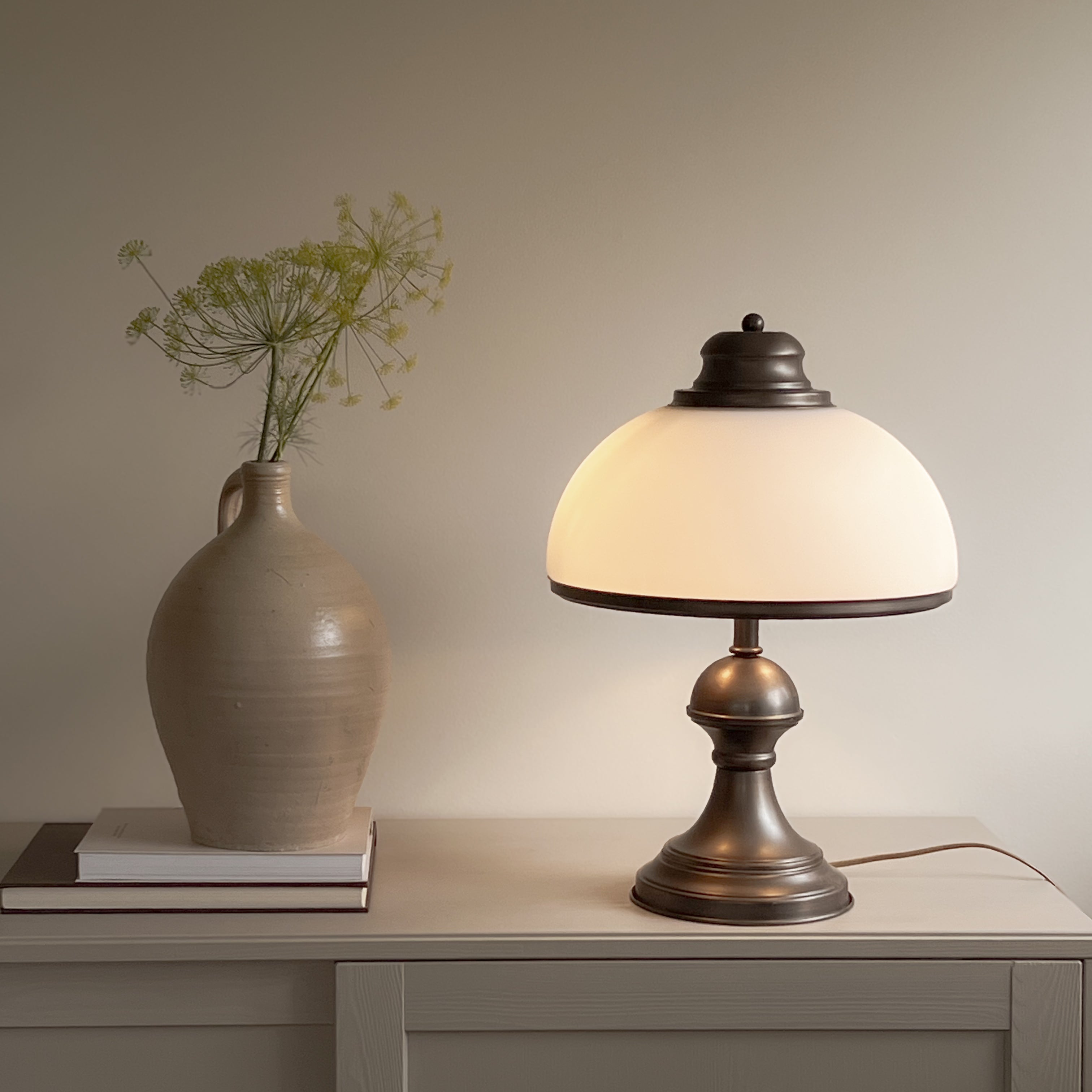 vintage Massive tafellamp met opaline glazen kap Noii HOME