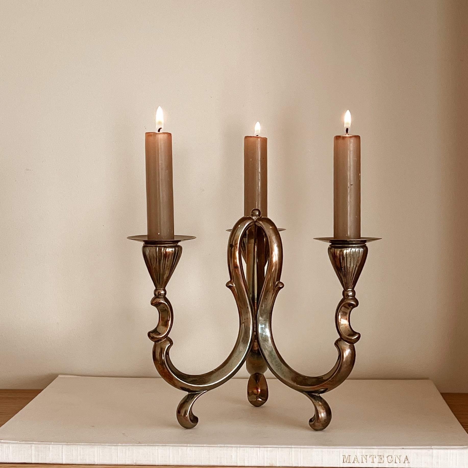 Vintage metalen 3-armige kandelaar – robuust & elegant Noii HOME