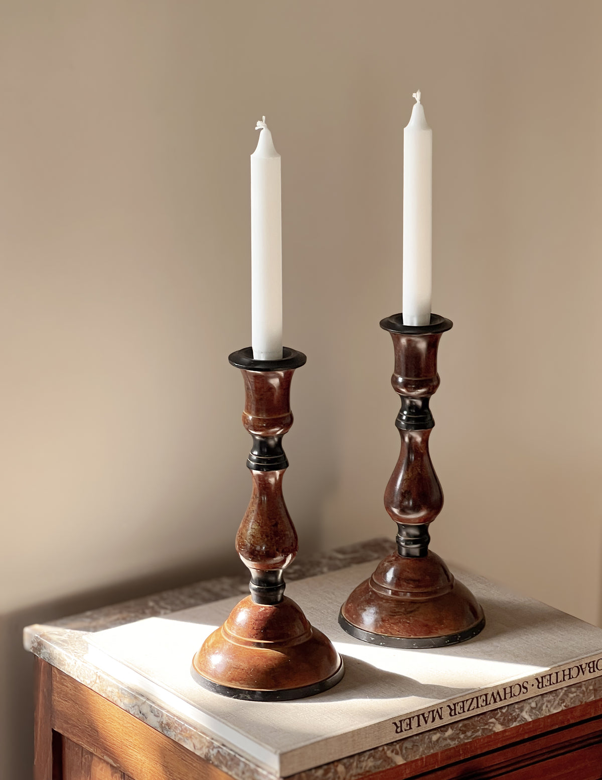 vintage metalen kandelaars – set van 2 – bruin zwart patina Noii HOME