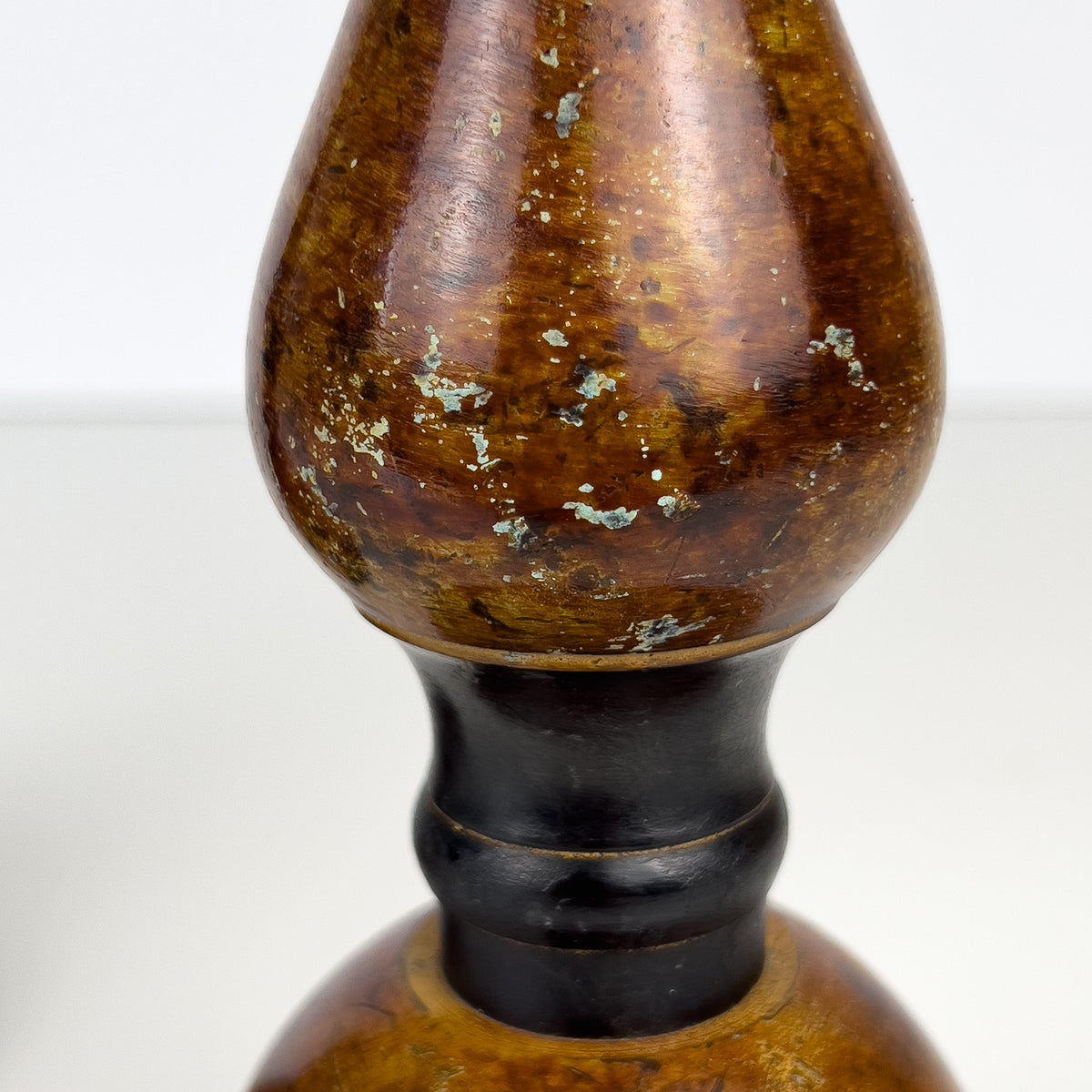 vintage metalen kandelaars – set van 2 – bruin zwart patina Noii HOME