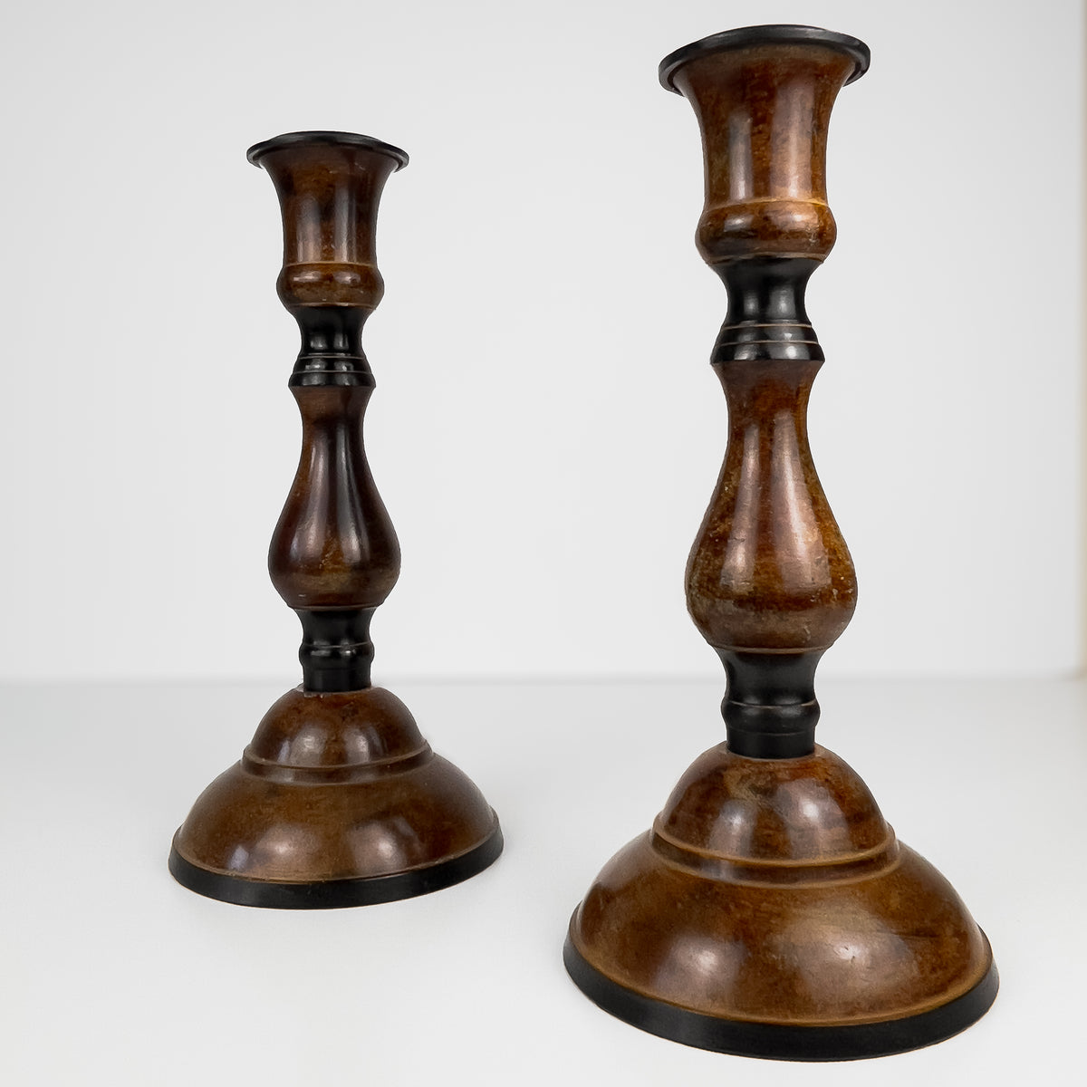 vintage metalen kandelaars – set van 2 – bruin zwart patina Noii HOME