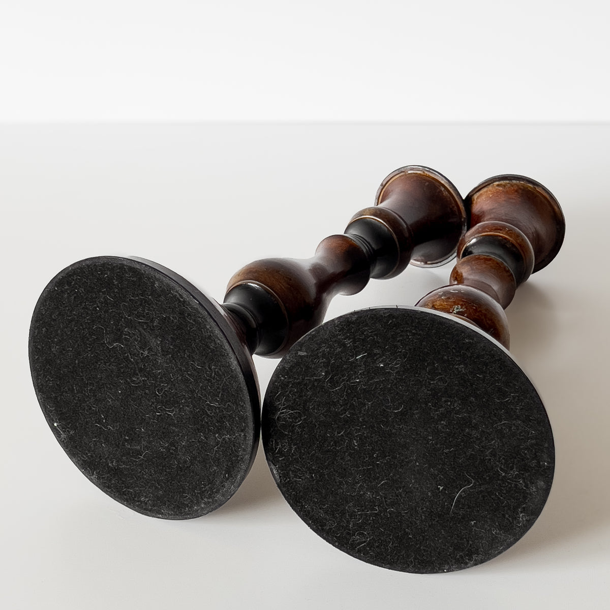 vintage metalen kandelaars – set van 2 – bruin zwart patina Noii HOME