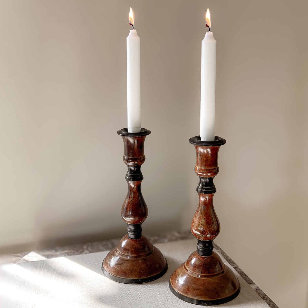 vintage metalen kandelaars – set van 2 – bruin zwart patina Noii HOME