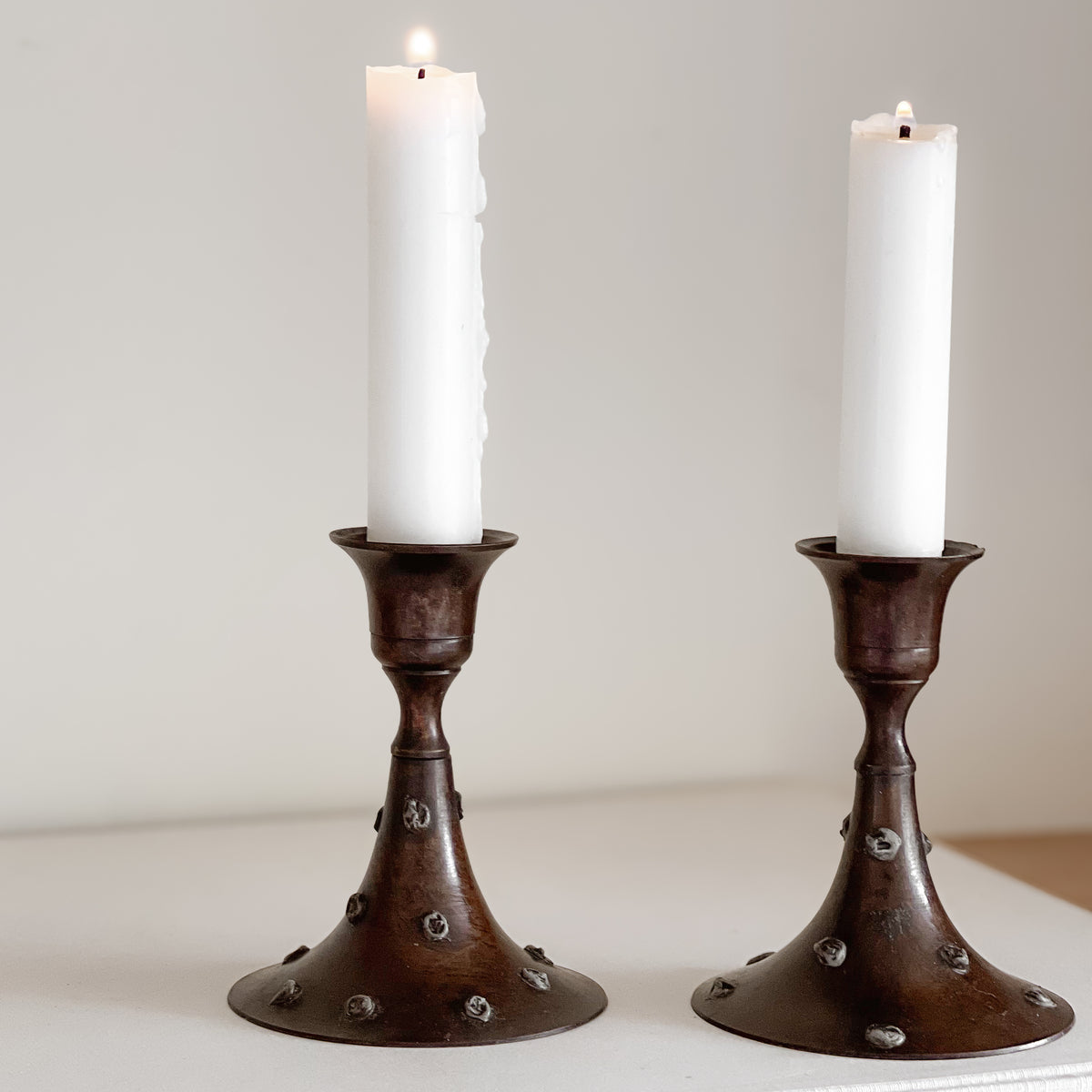 vintage metalen kandelaars – set van 2 – donker koperpatina Noii HOME