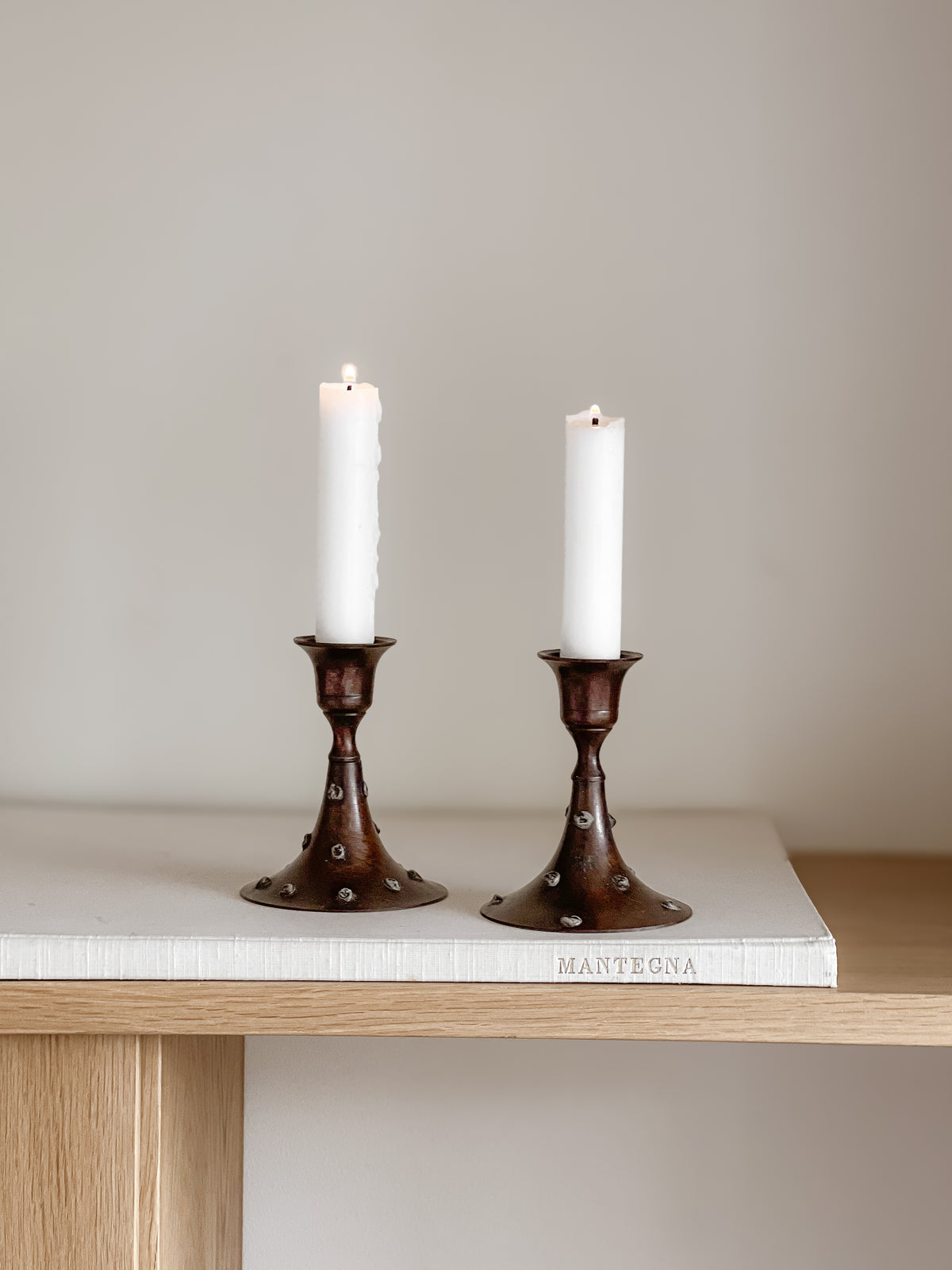 vintage metalen kandelaars – set van 2 – donker koperpatina Noii HOME