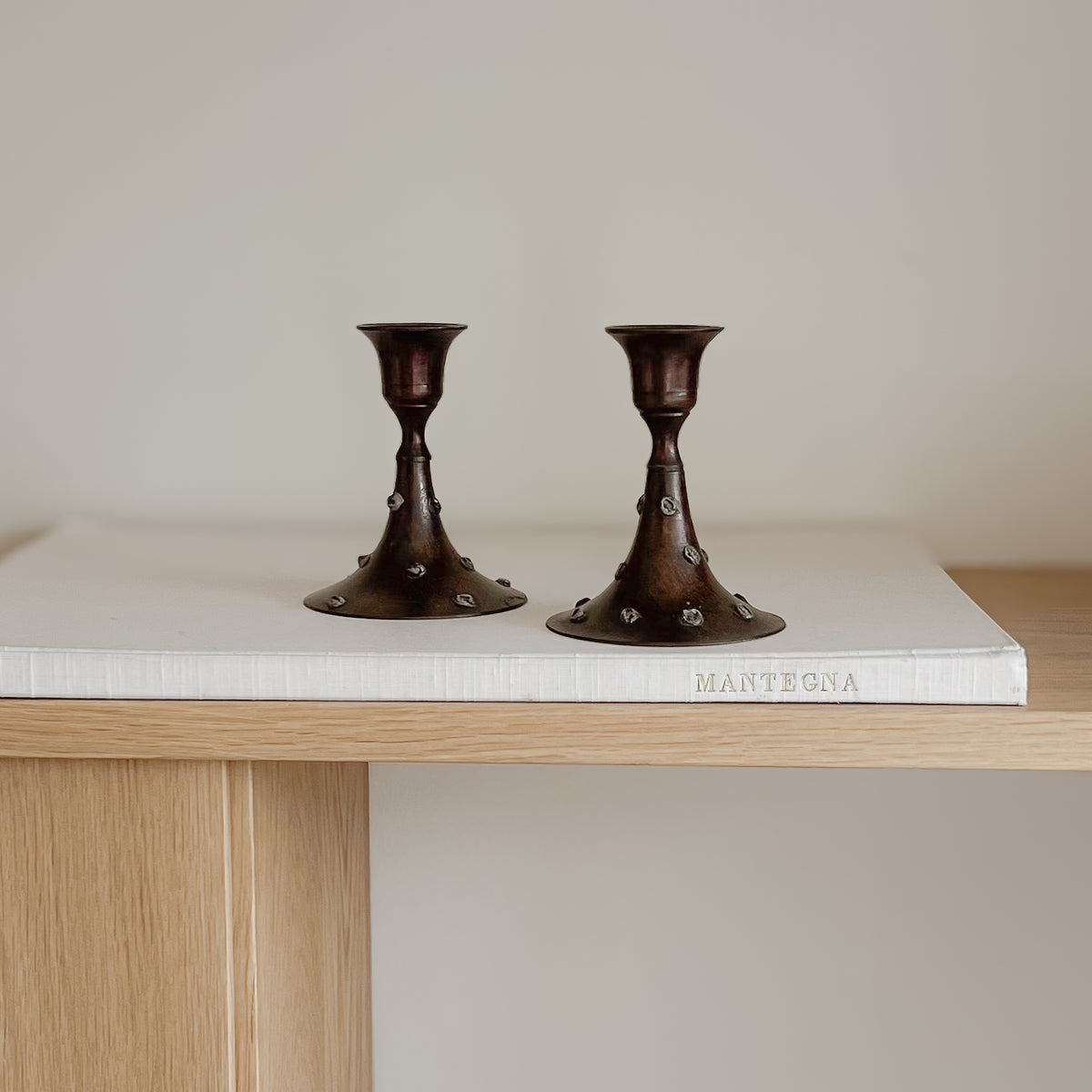 vintage metalen kandelaars – set van 2 – donker koperpatina Noii HOME