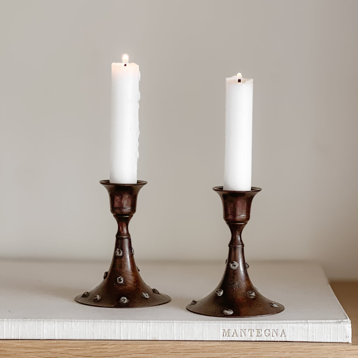 vintage metalen kandelaars – set van 2 – donker koperpatina Noii HOME