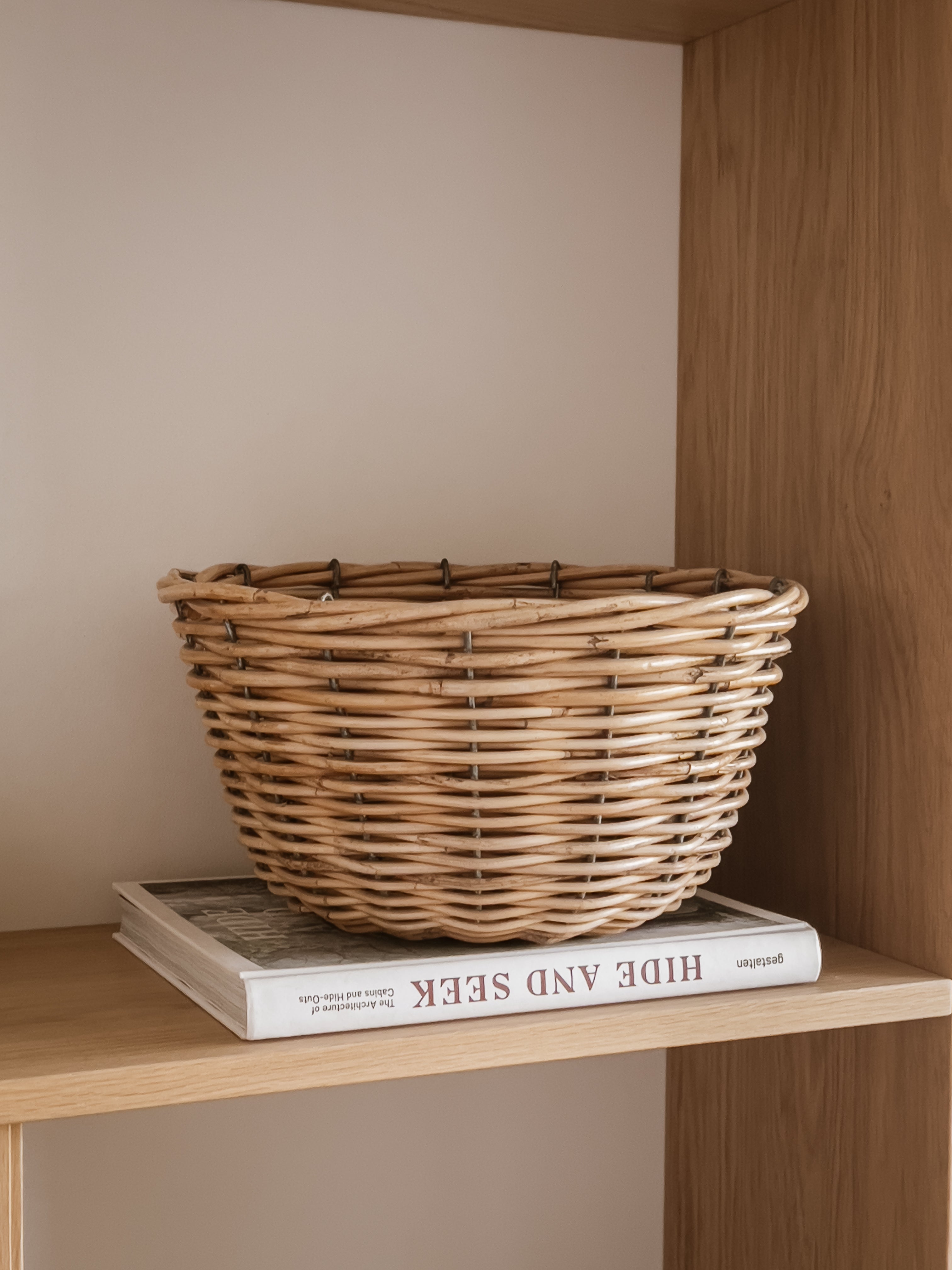 vintage rotan mand – stevige constructie met metalen details Noii HOME