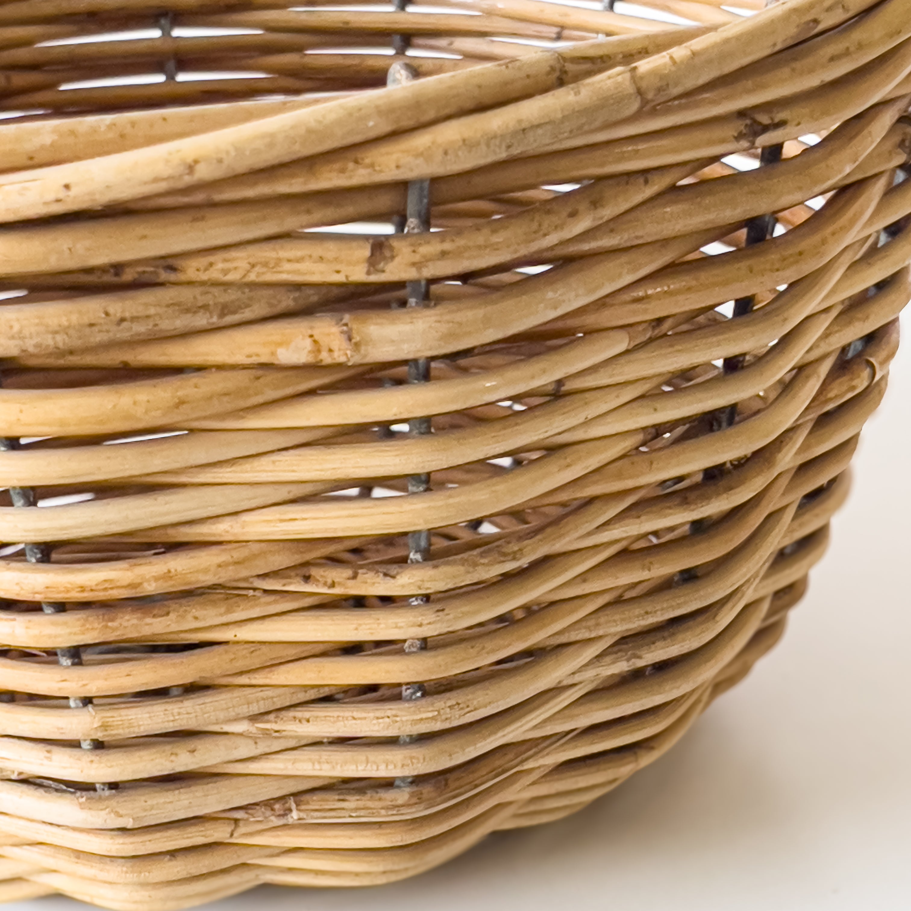vintage rotan mand – stevige constructie met metalen details Noii HOME