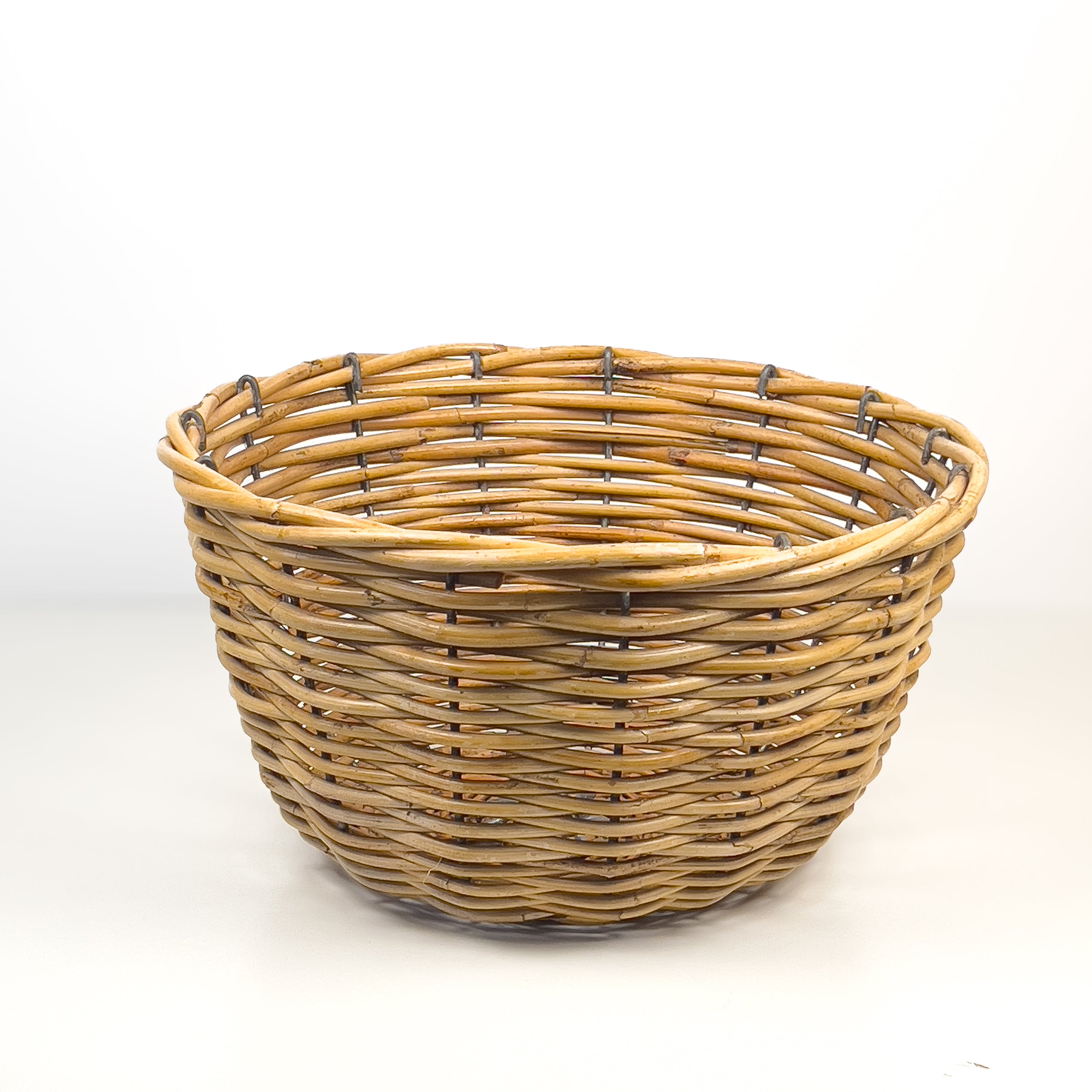 vintage rotan mand – stevige constructie met metalen details Noii HOME