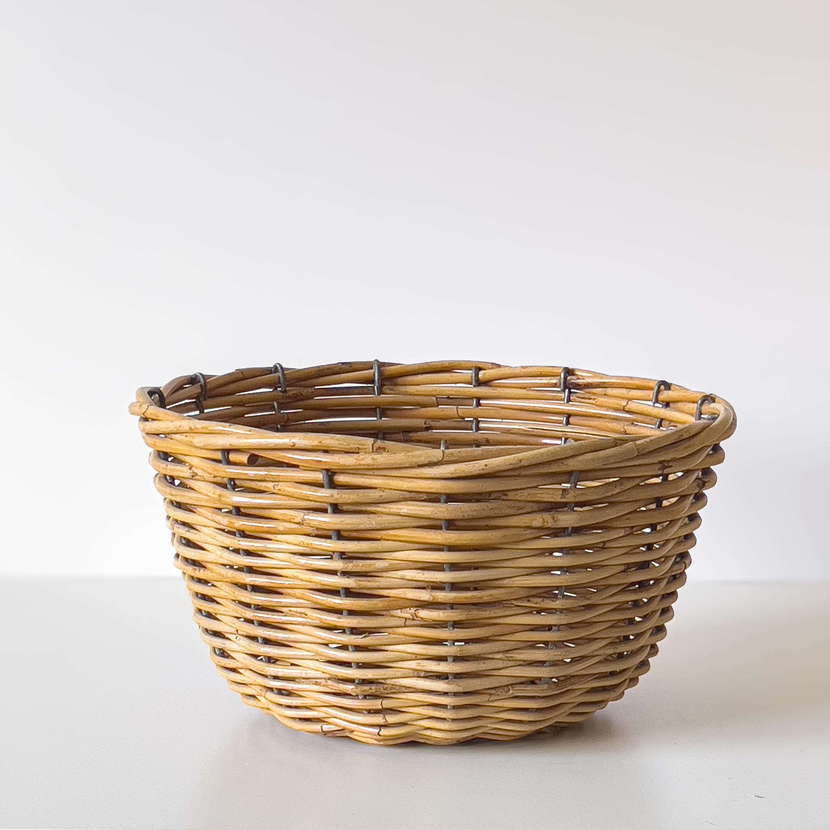 vintage rotan mand – stevige constructie met metalen details Noii HOME