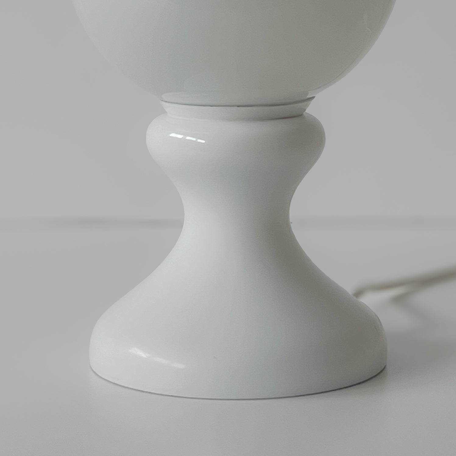 vintage space age tafellamp – witte glazen bol – pre-loved Noii HOME