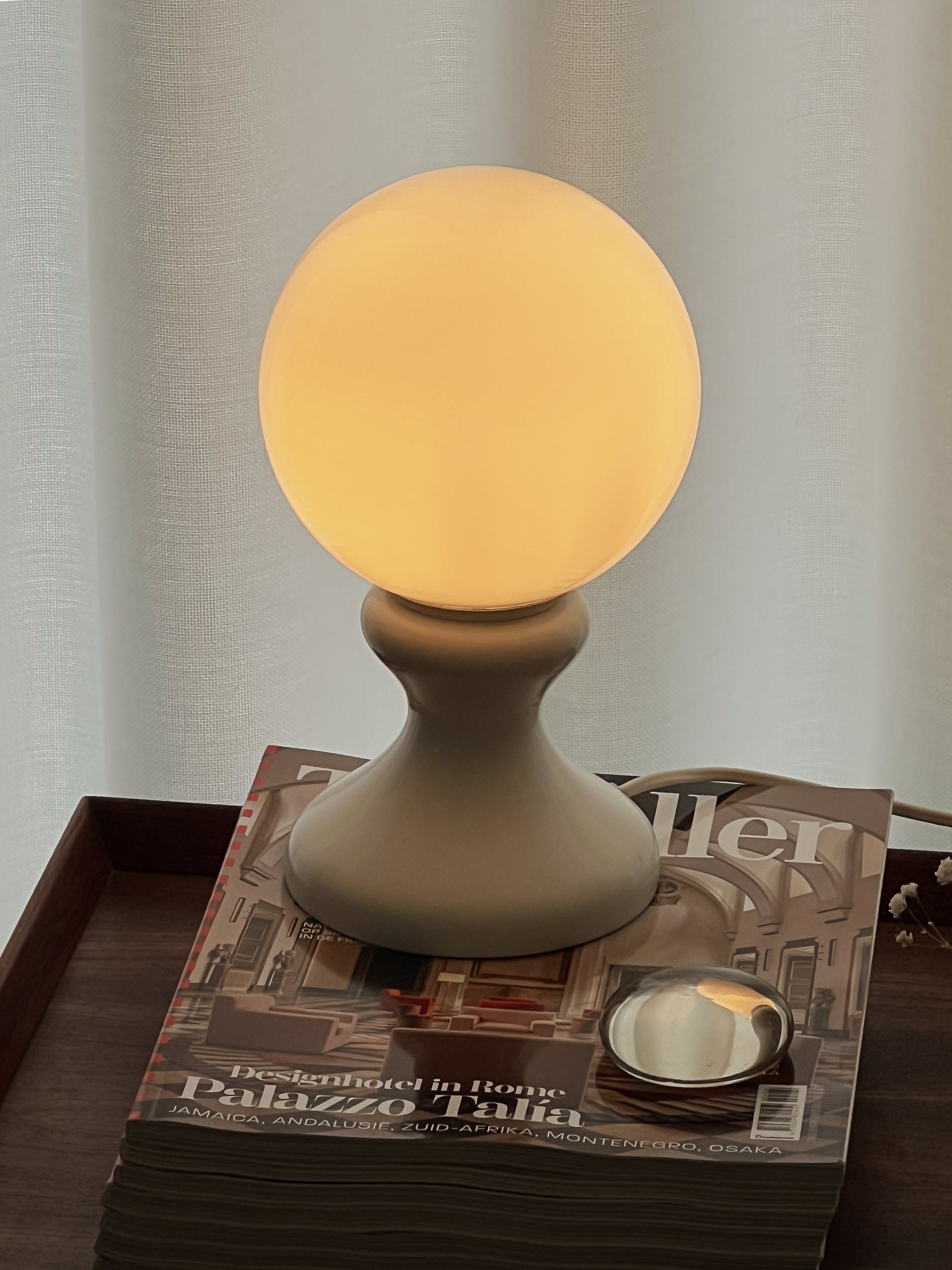 vintage space age tafellamp – witte glazen bol – pre-loved Noii HOME