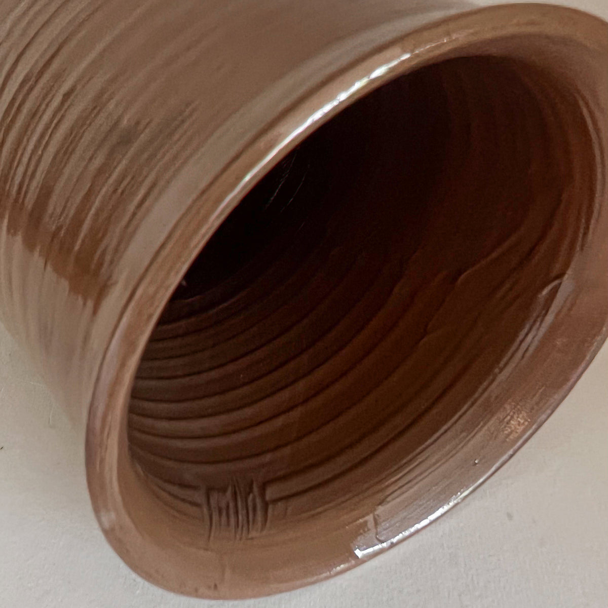 vintage studio pottery vaas – bruin glazuur – handgesigneerd 1979 Noii HOME