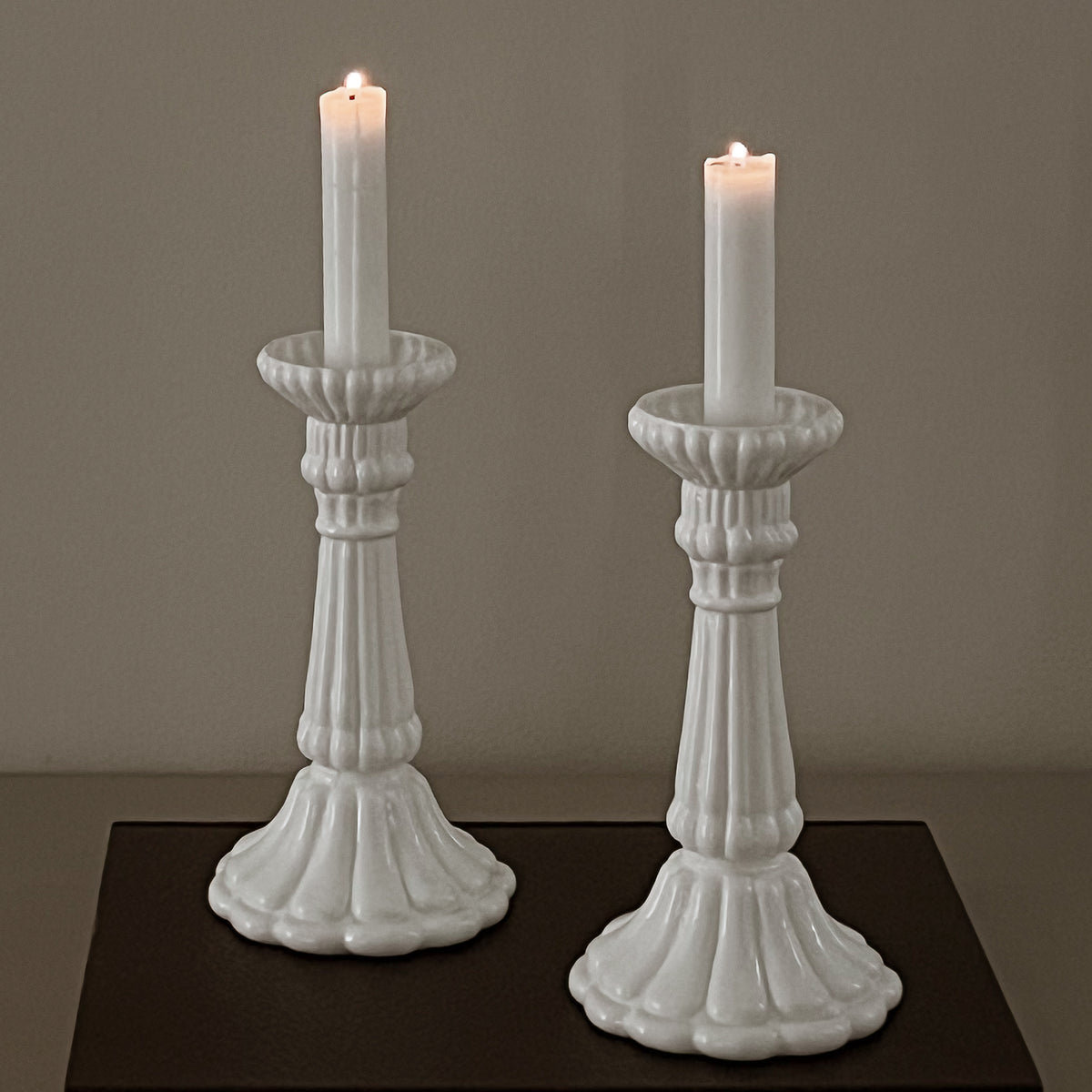 vintage witte glazen kandelaars – set van 2 – gegroefd reliëf Noii HOME