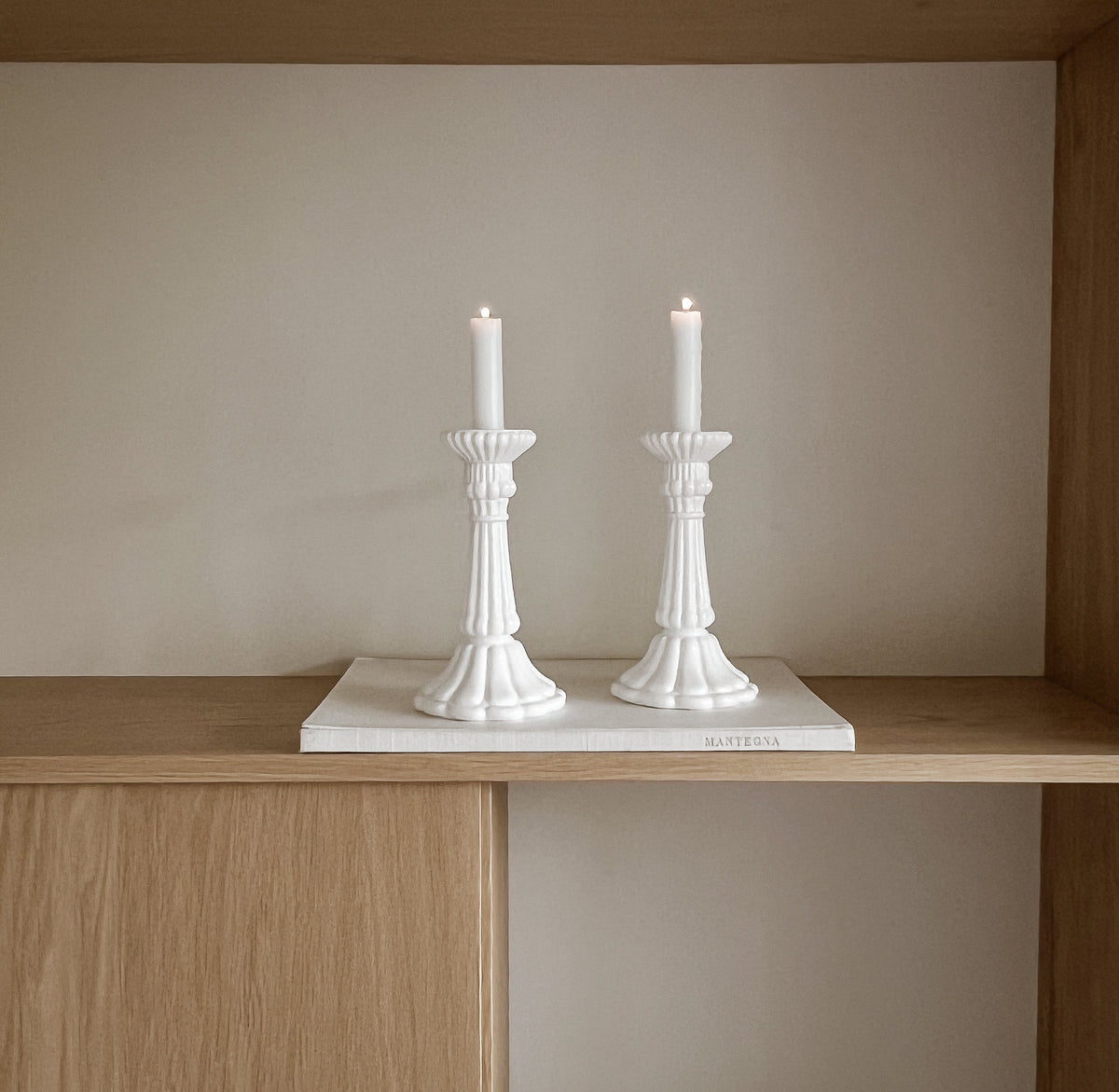 vintage witte glazen kandelaars – set van 2 – gegroefd reliëf Noii HOME
