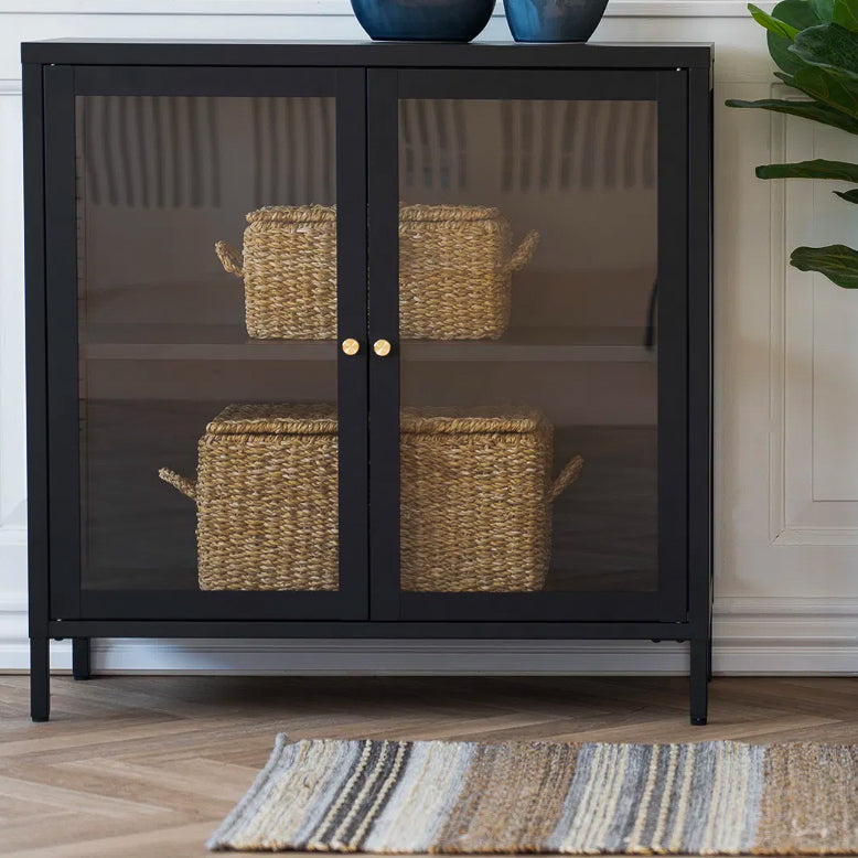 vitrinekast met glazen deuren en messing deurknoppen – staal - zwart – 80x35x80 cm House Nordic ApS