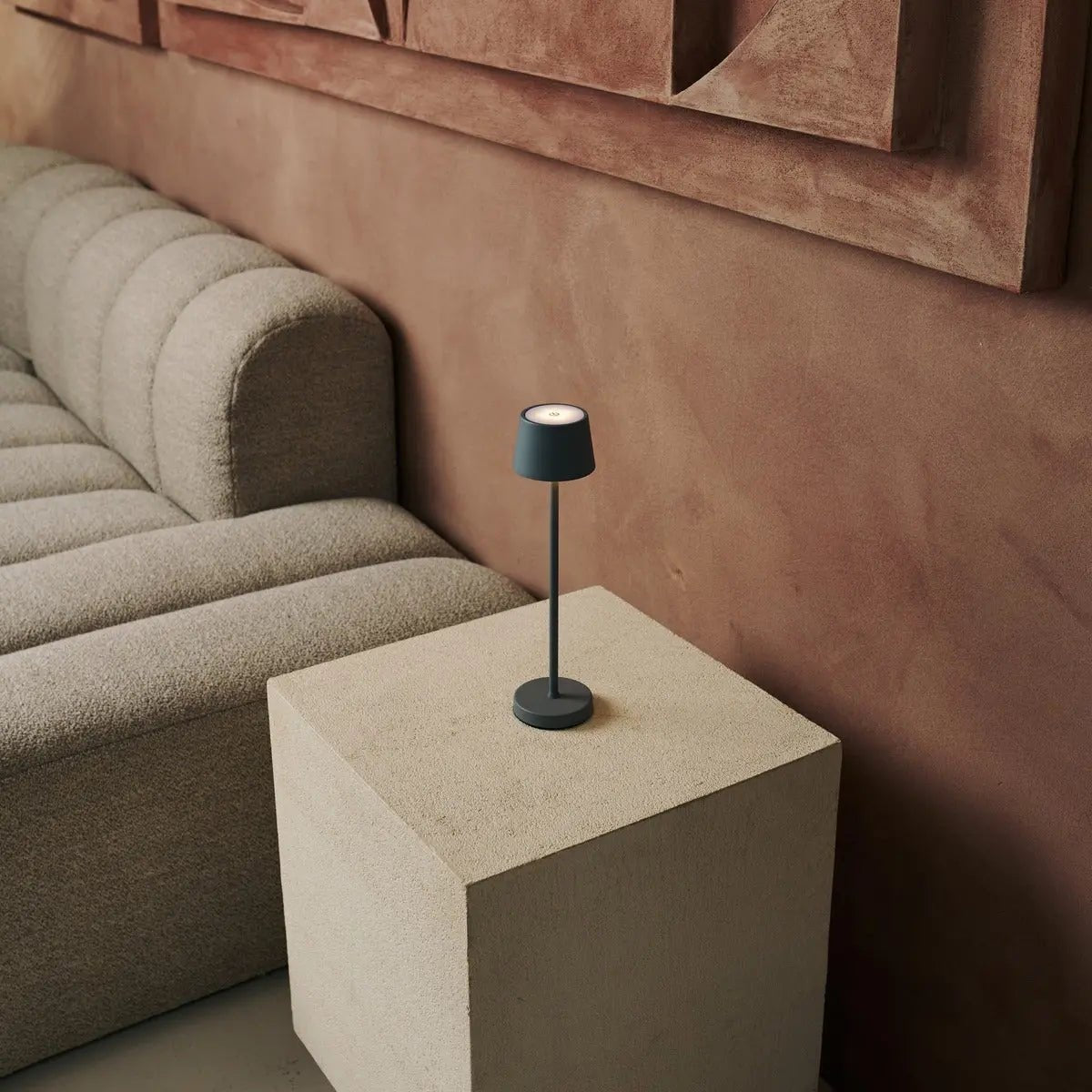 Vondel Mini Mouse Grijs Oplaadbare en draadloze lamp Perfect voor de horeca -industrie - draadloos oplaadbaar via laadstation Tavellio - Amsterdam